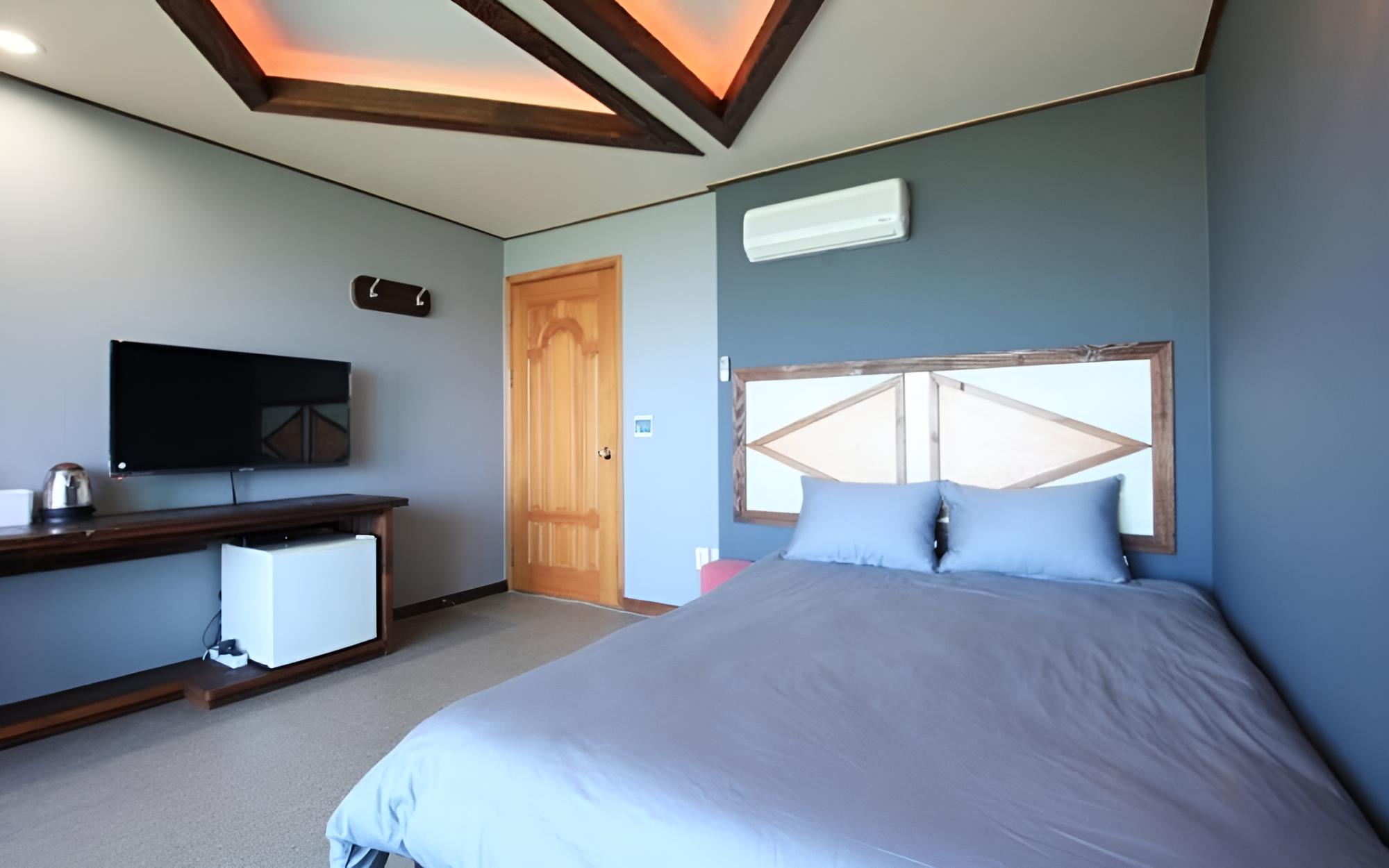 Room (305 beds)