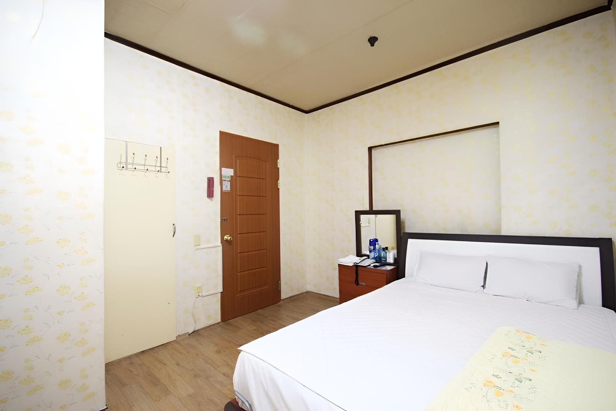 Room (Standard Room) - Photo 6
