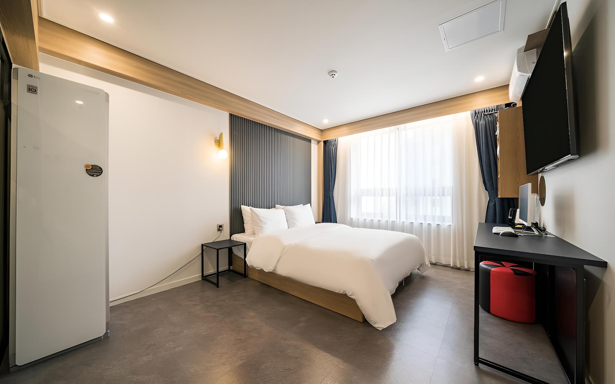 Room (Deluxe A Netflix/Styler (Breakfast/TV) - Photo 5