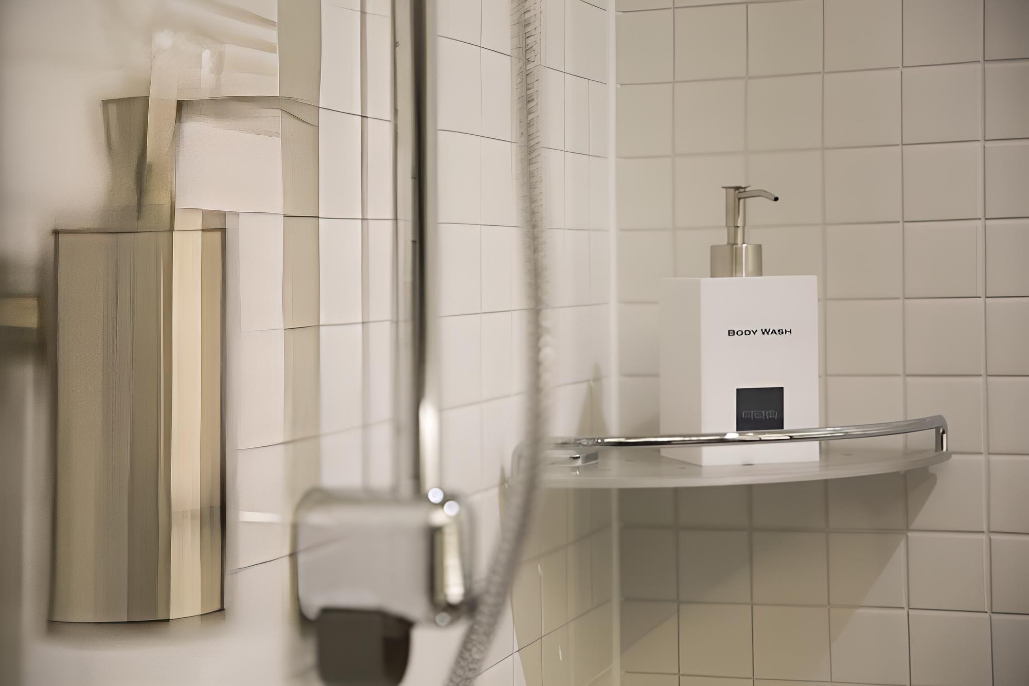 Single Room (Shower, 12hrs use, Transit passengers are not allowed to stay)