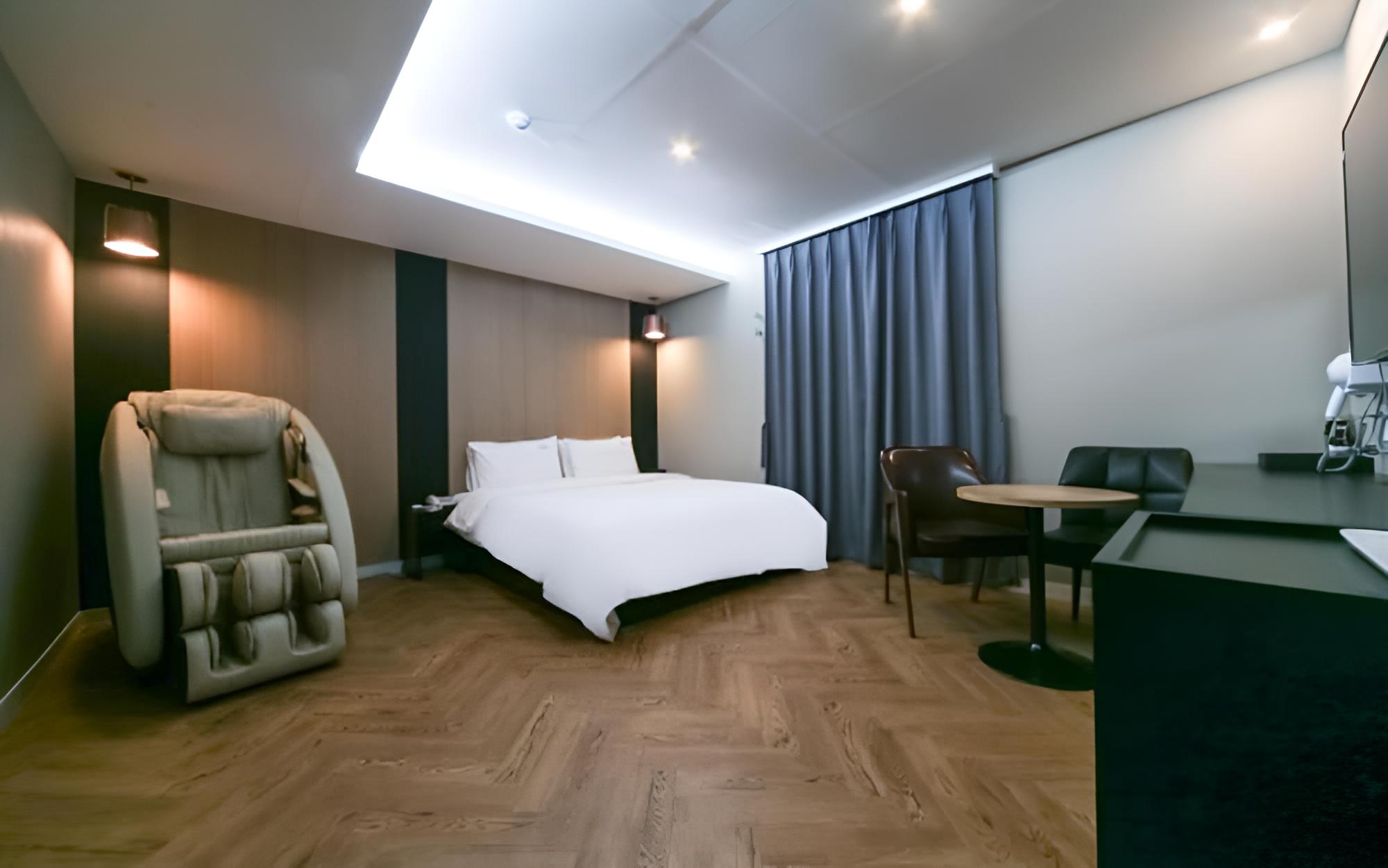 Room (Premium (breakfast provided during yo)