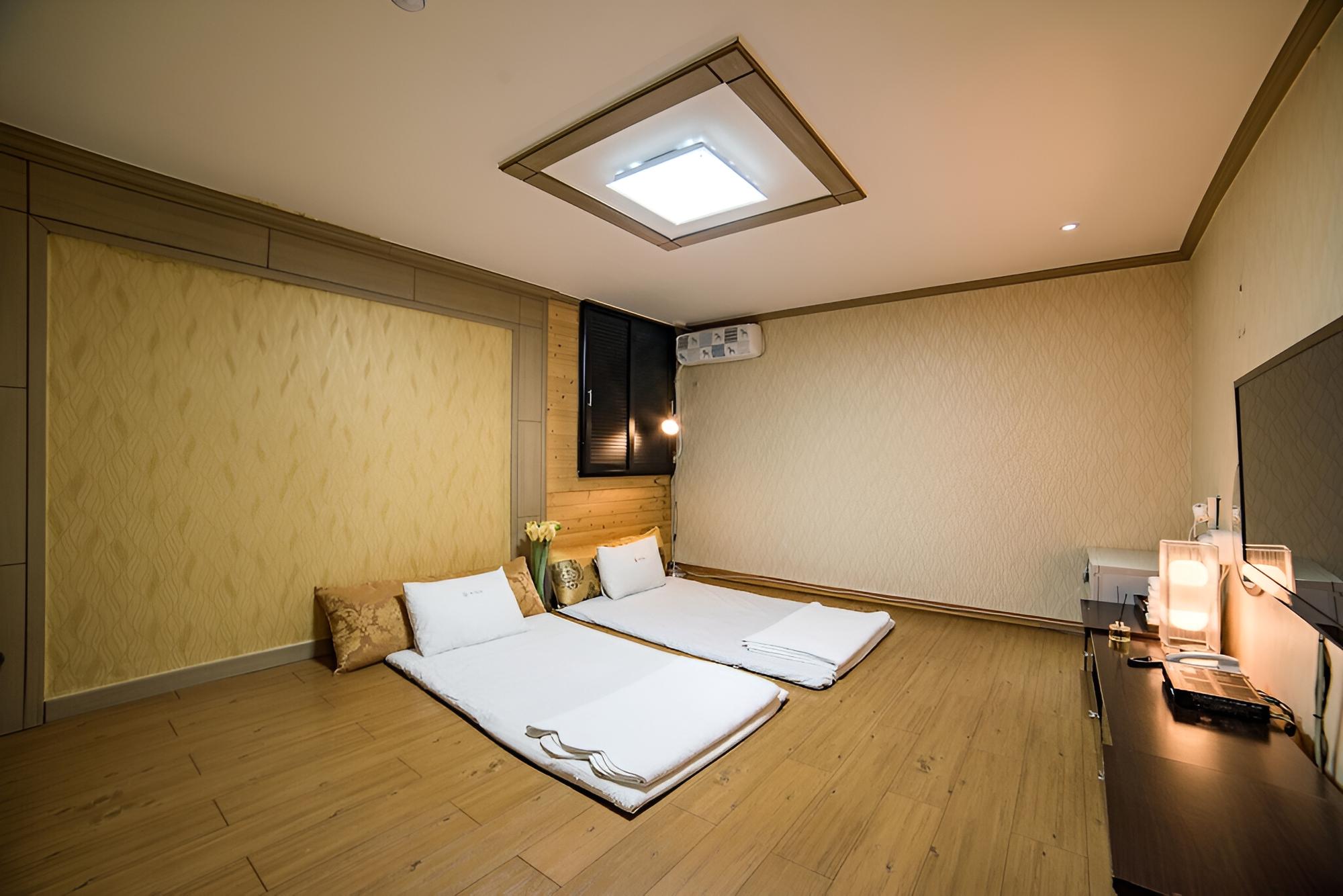 Room (Korean-style Ondol Room)