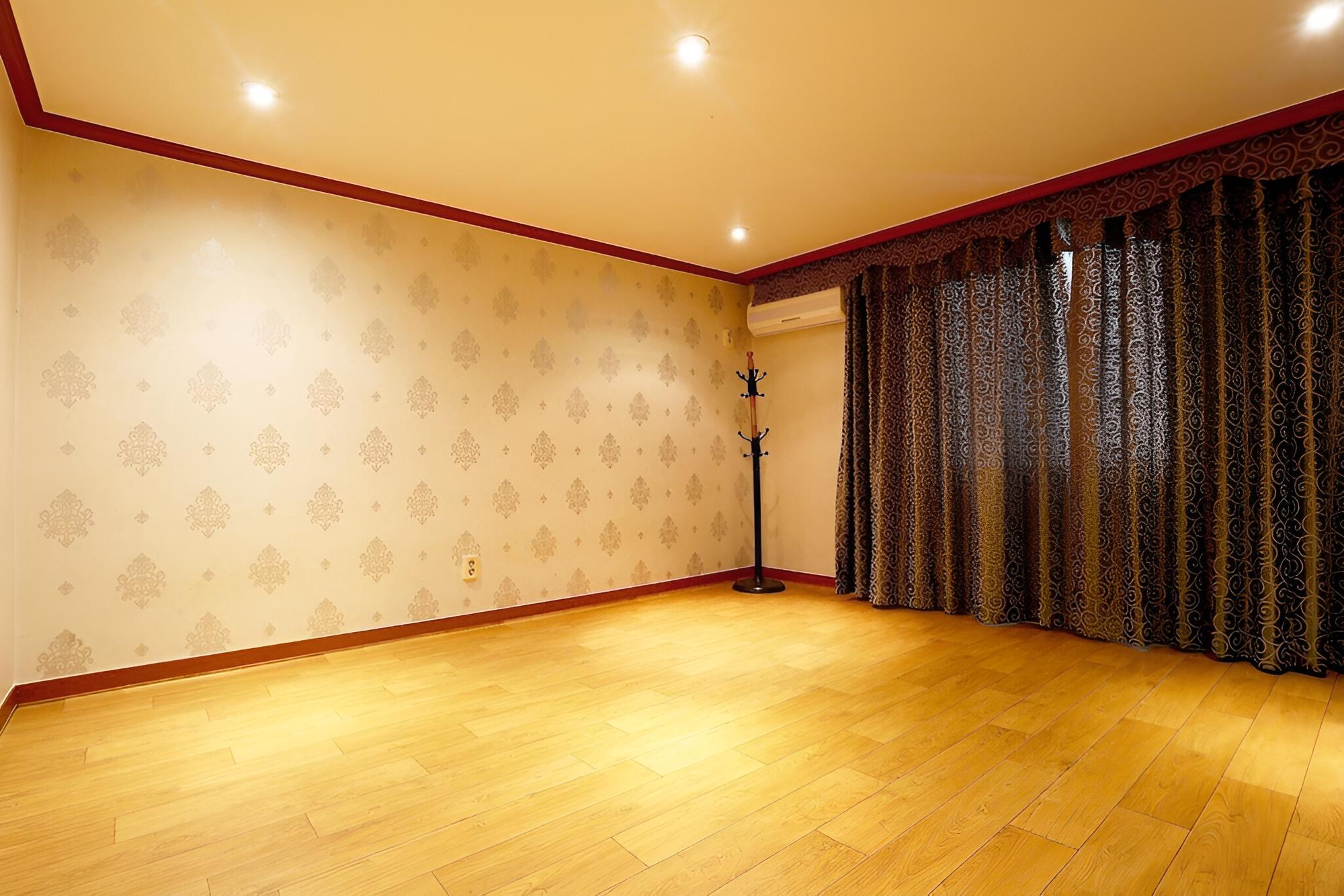 Room (Family & Group Room (6 People))
