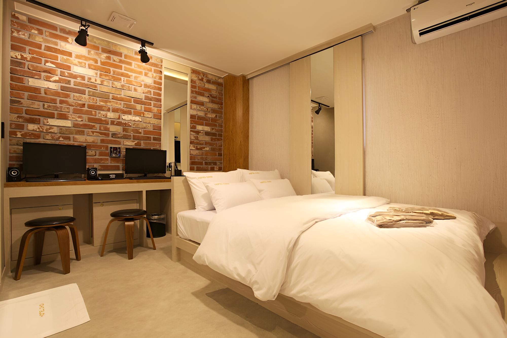 Room (Premium (Free Netflix available in al) - Photo 1