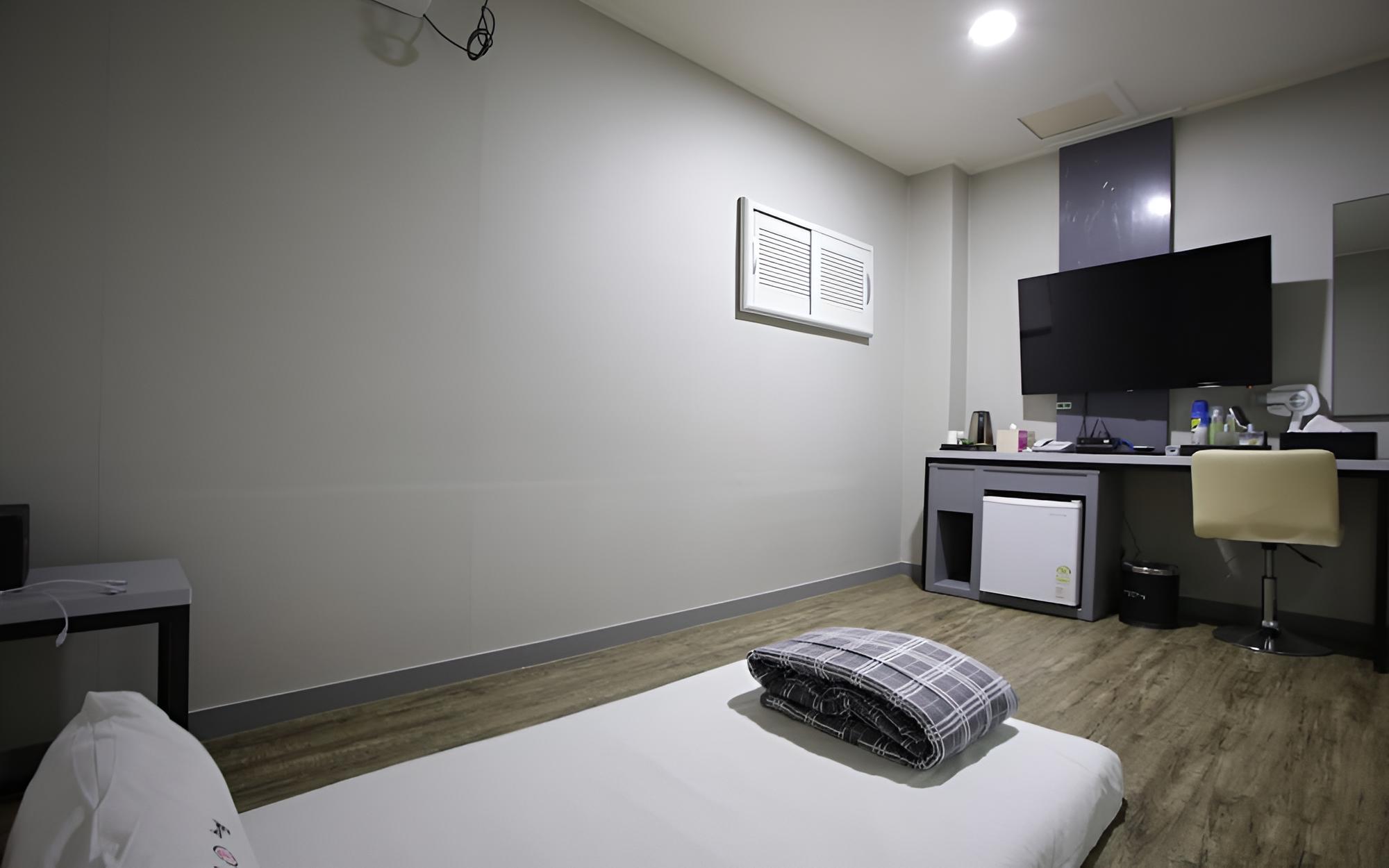 Room (Korean Room A)