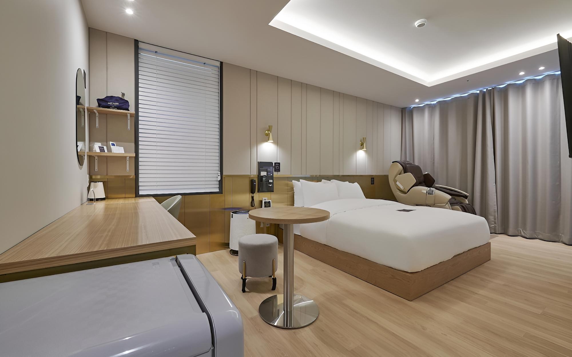 Room (VIP + bath product PKG (king bed) (55) - Photo 2