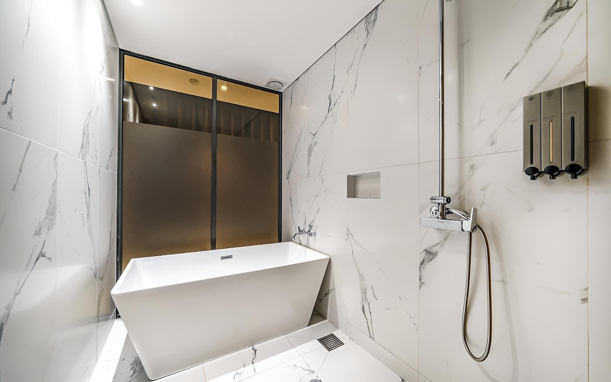 Room (Suite 1 (65 inches + 2-person bathtub) - Photo 8