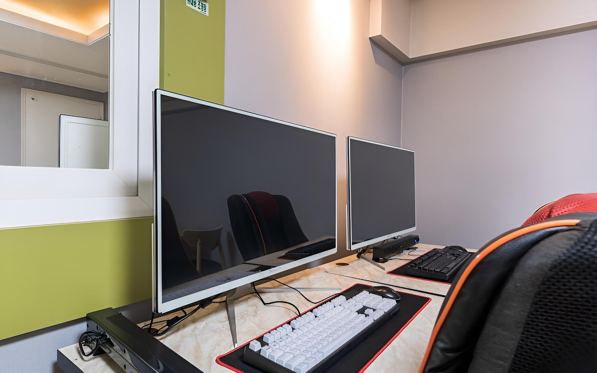 Room (Couple PC (high-end 2 PCs Netflix vie)