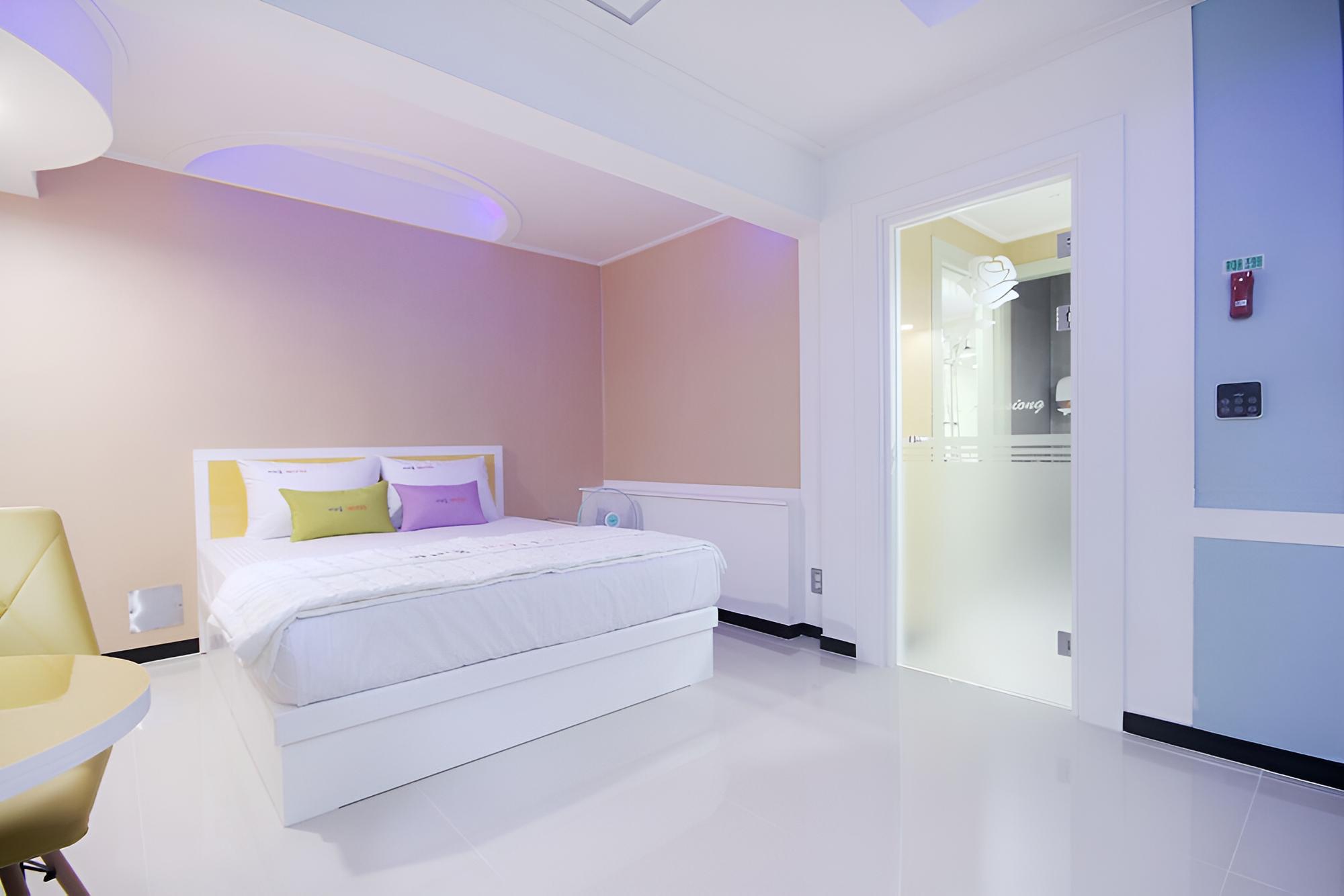 Room (Standard Room A (55-inch TV)) - Photo 7