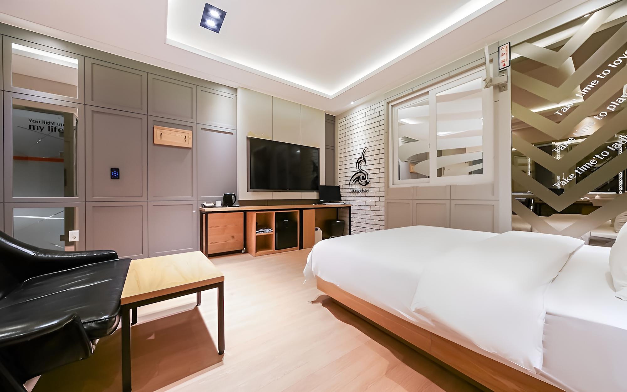 Room (Standard-Outdoor Parking Lot/Luxury B) - Photo 8