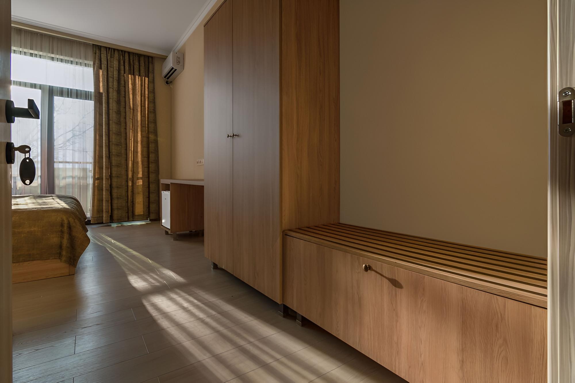 Standard Room, 2 Twin Beds, Non Smoking, Mountain View