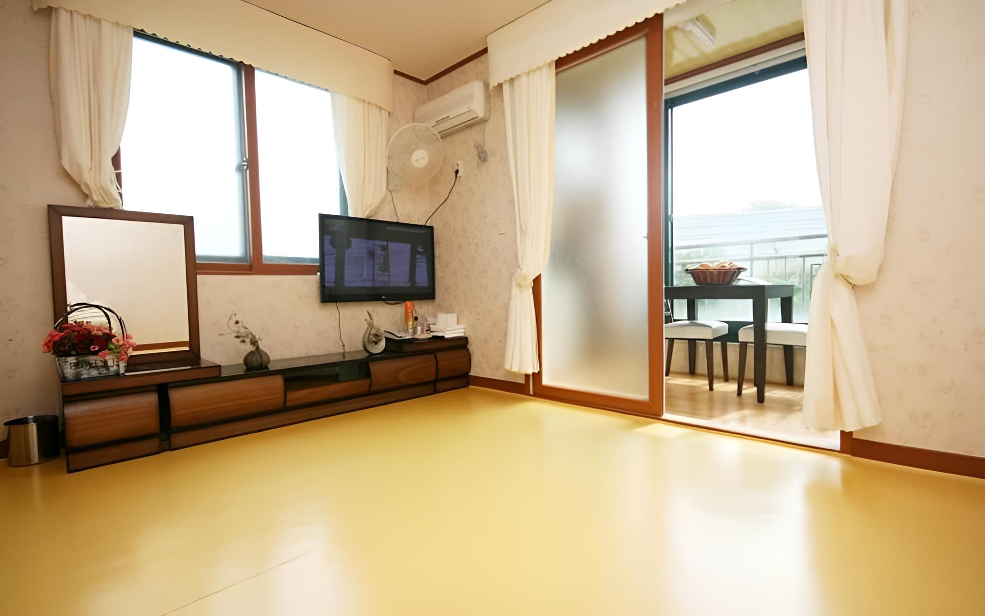 Room (Jasmine Ondol 6)