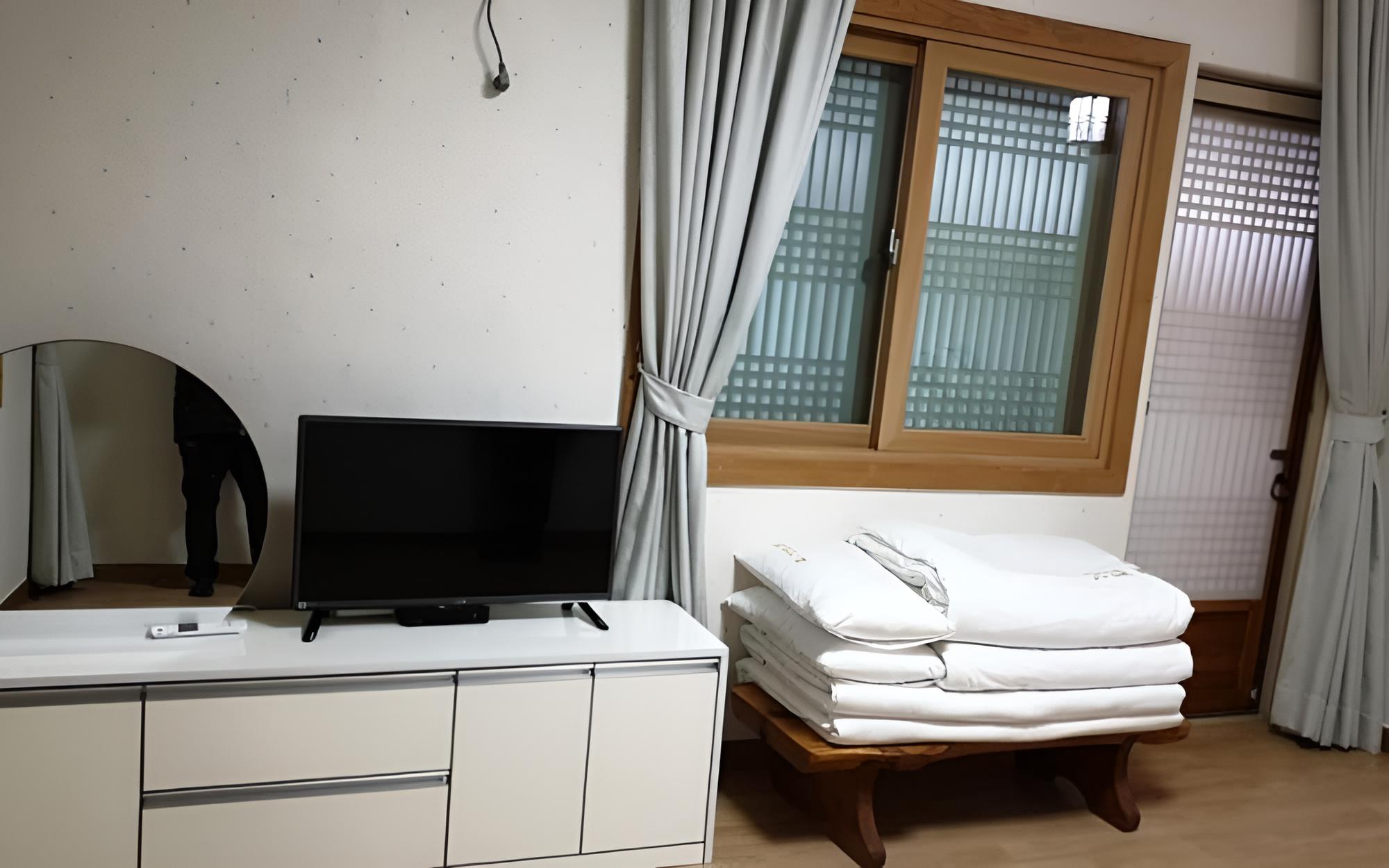 Room (Love Chae)