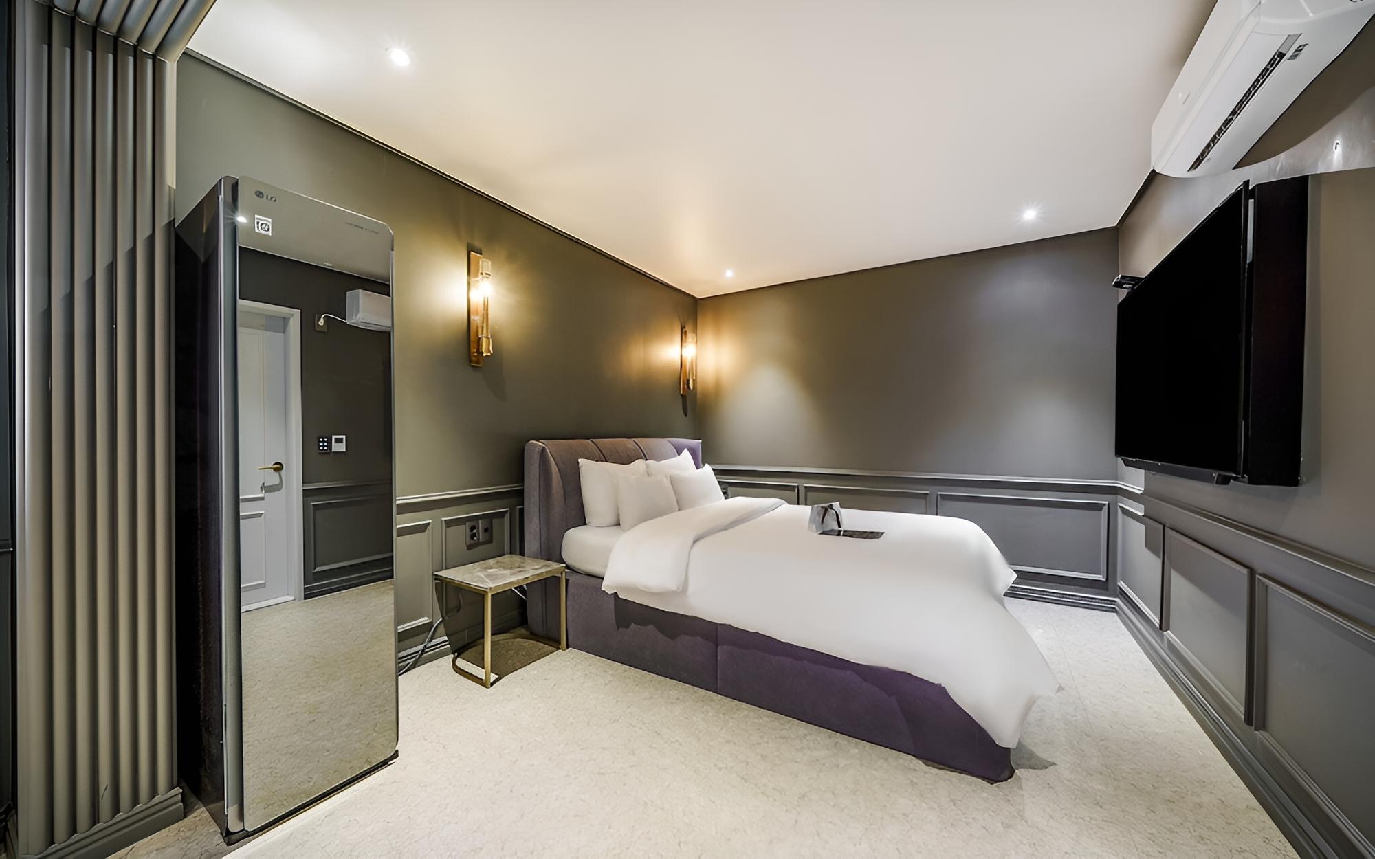 Room (Suite (65 large TV Netflix styler cub)