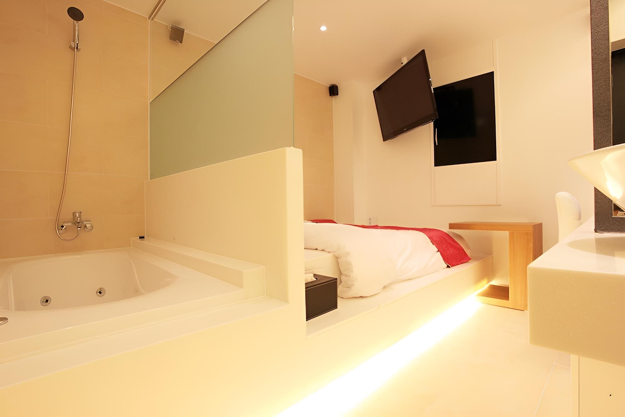 Room (Semi-special Room (Netflix available ) - Photo 21