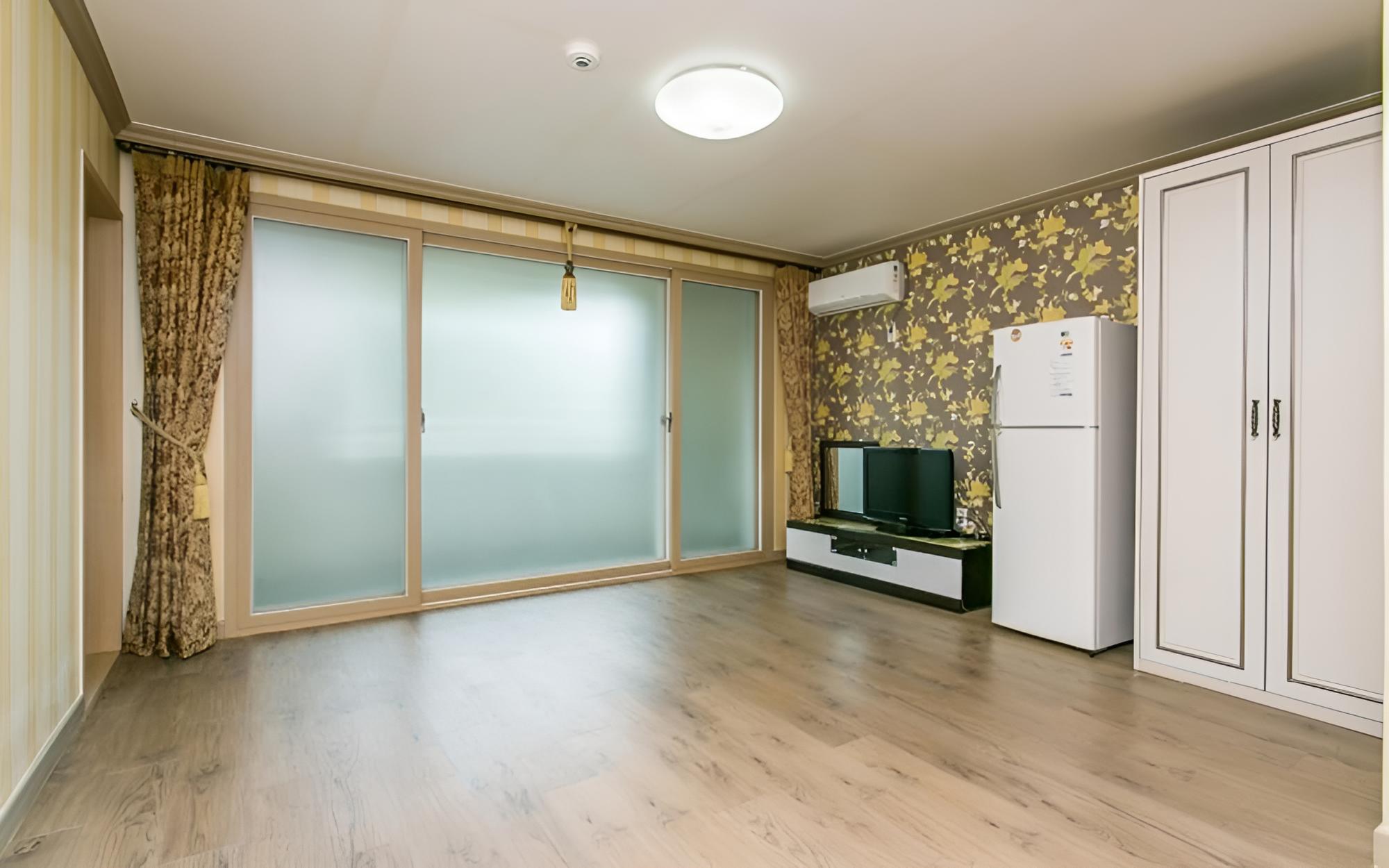 Room (Room 203)