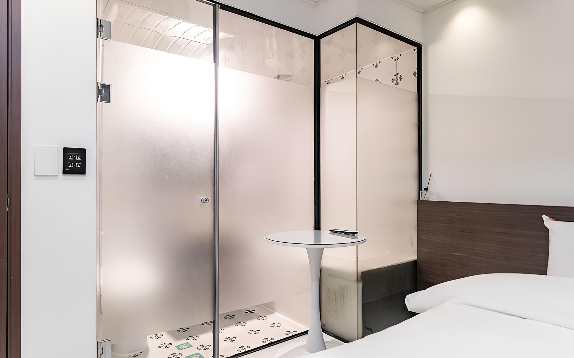 Room (Standard - Bathtub (Free Netflix avai) - Photo 5