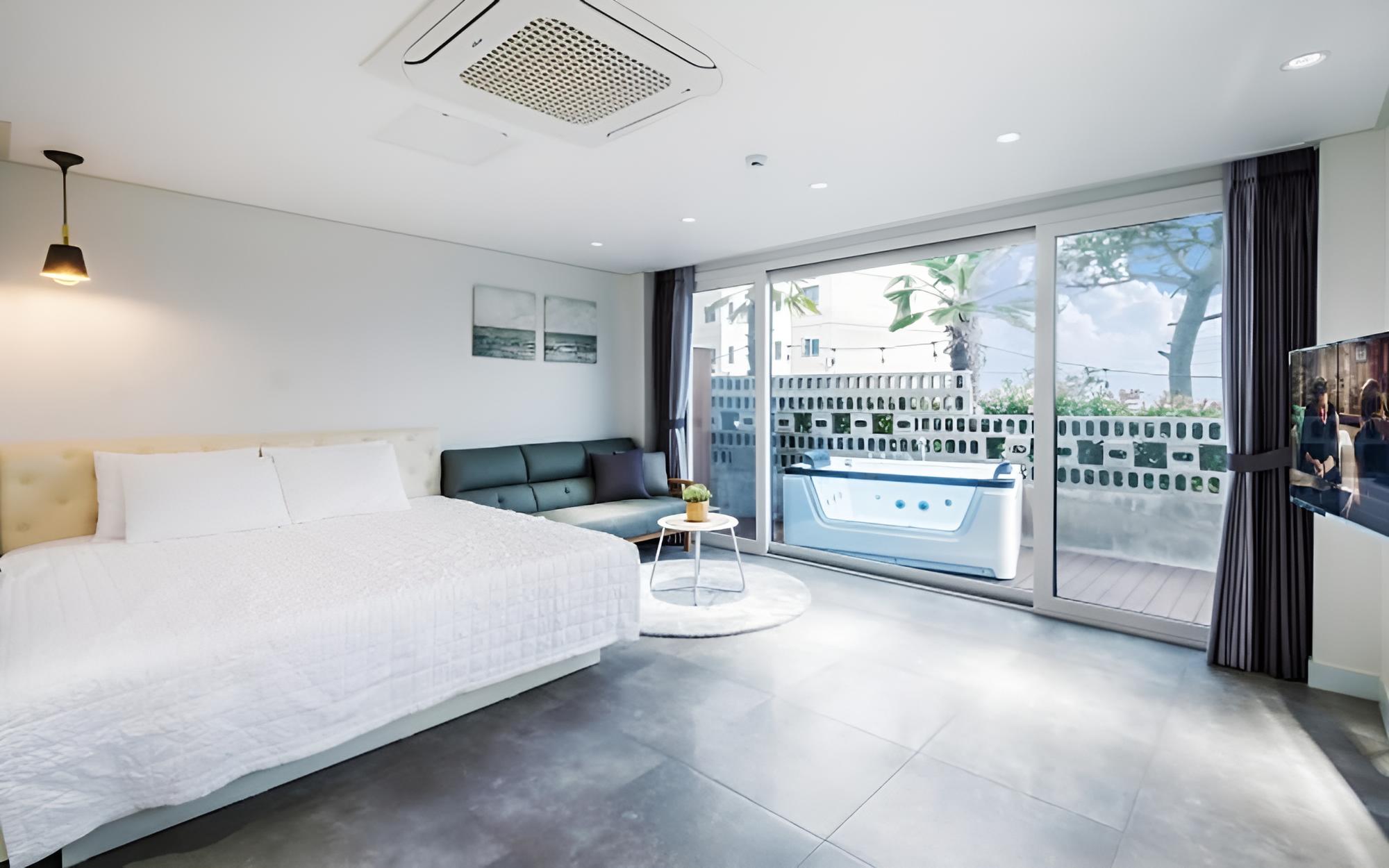 Room (Room 101 (Jetted Spa Private Terrace )