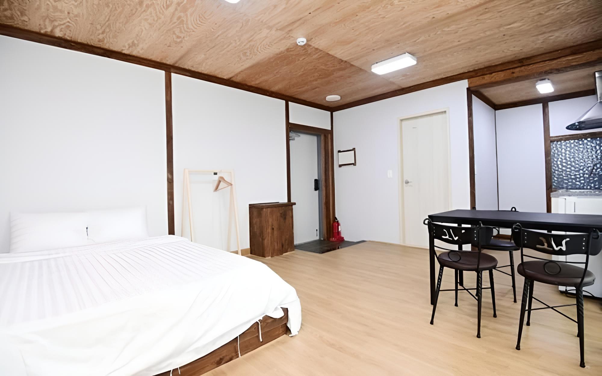Room (No 203) photo 2