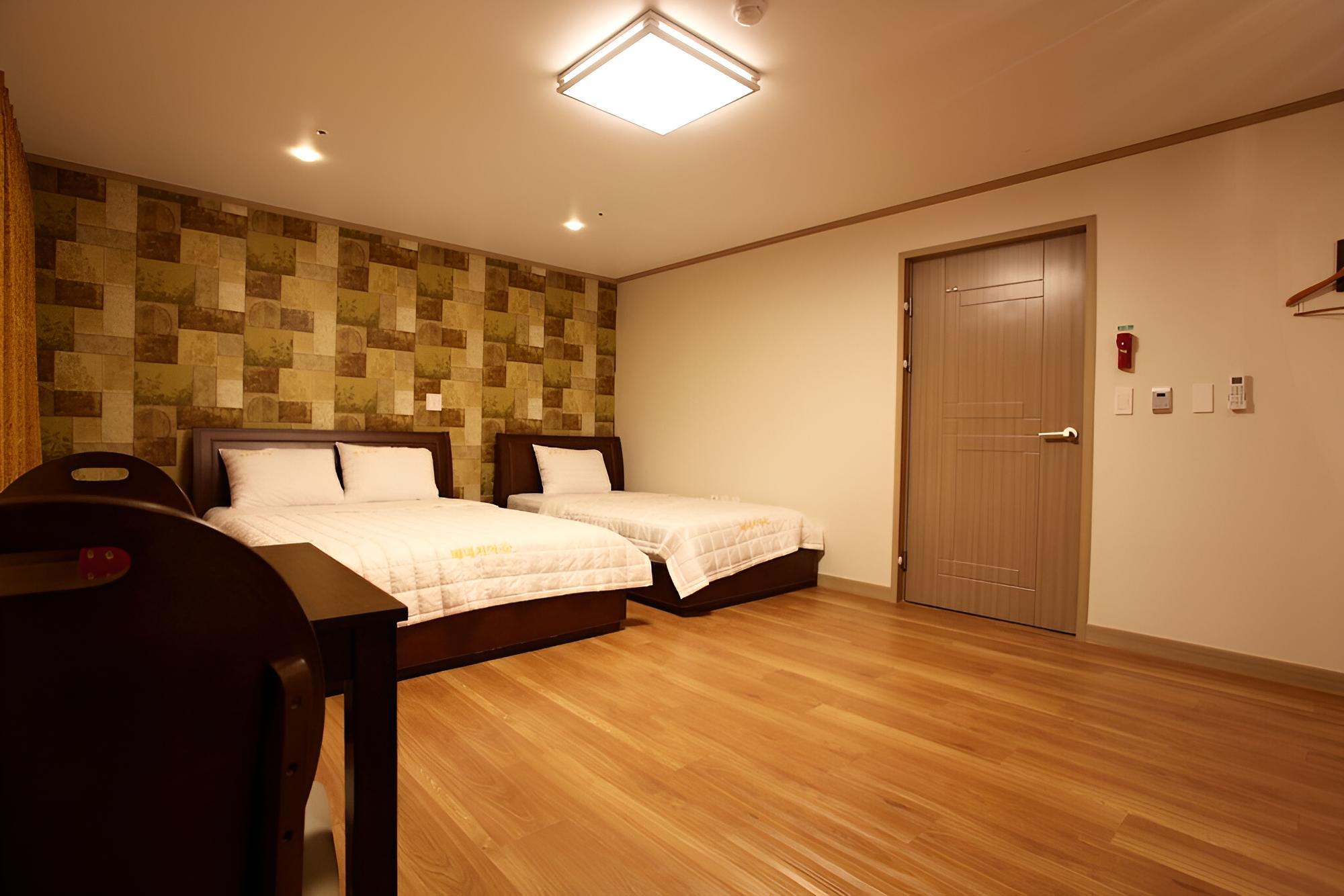 Room (Triple) - Photo 2