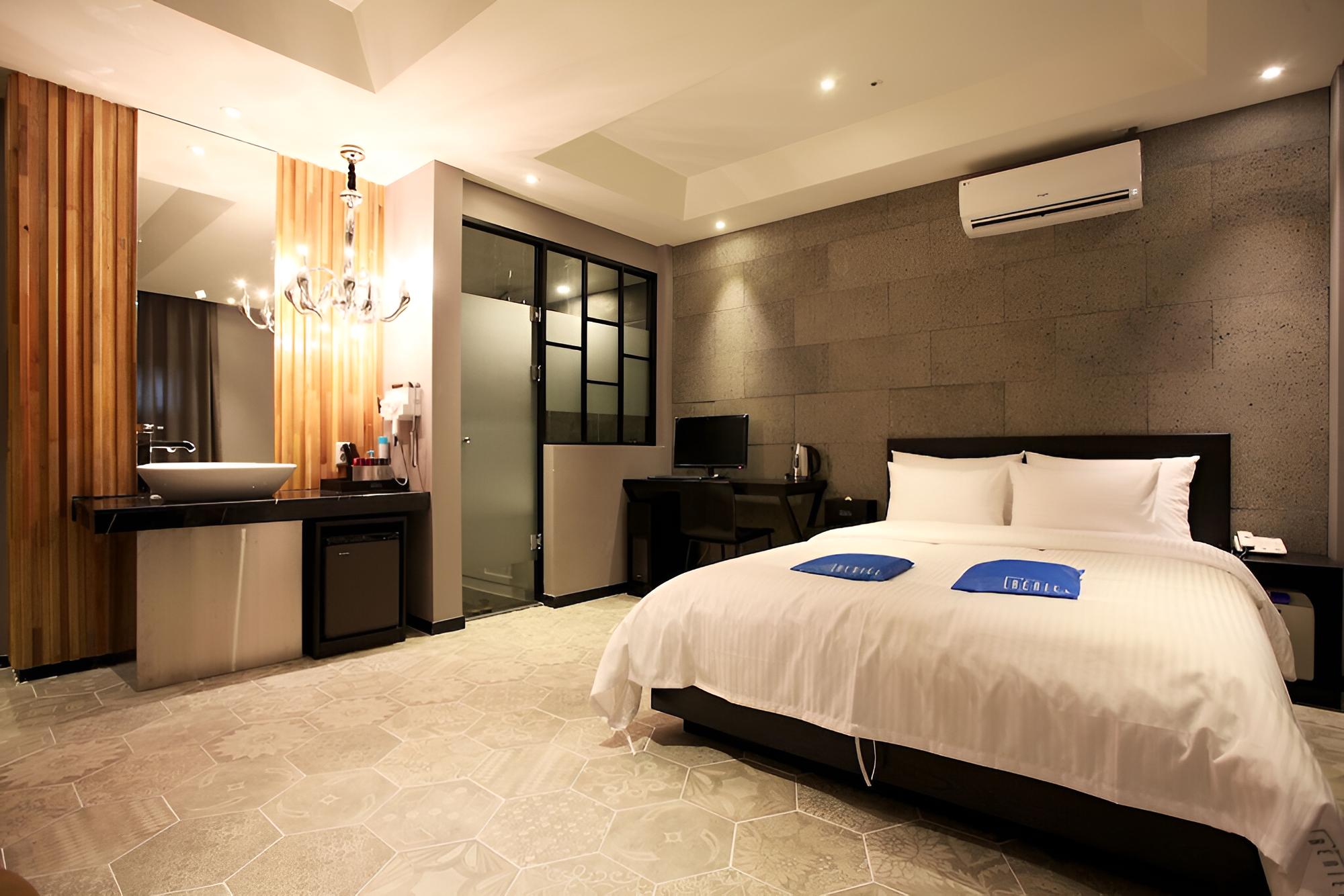 Room (Premium (OTT))