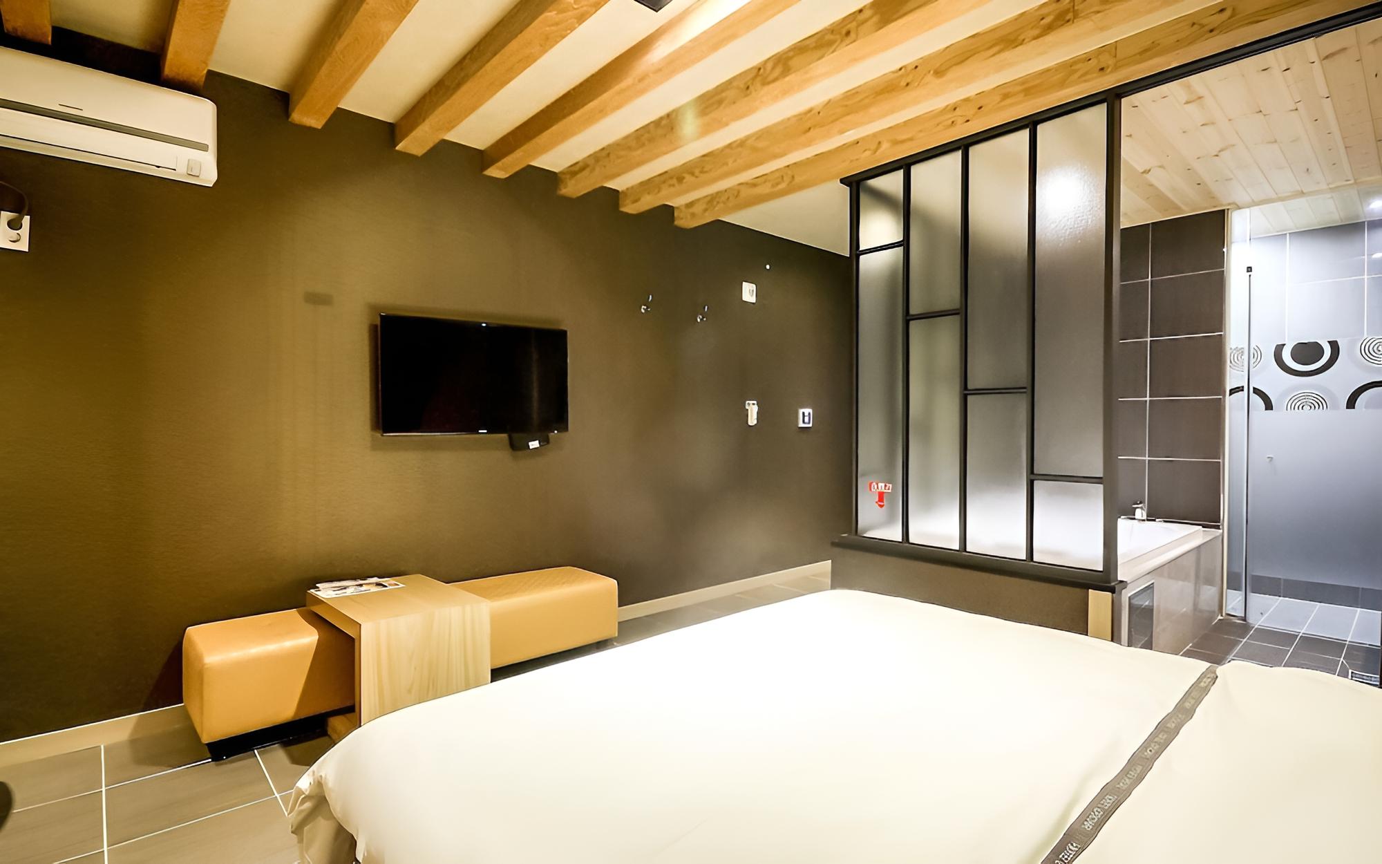 Room (Special room (Netflix viewing availab)
