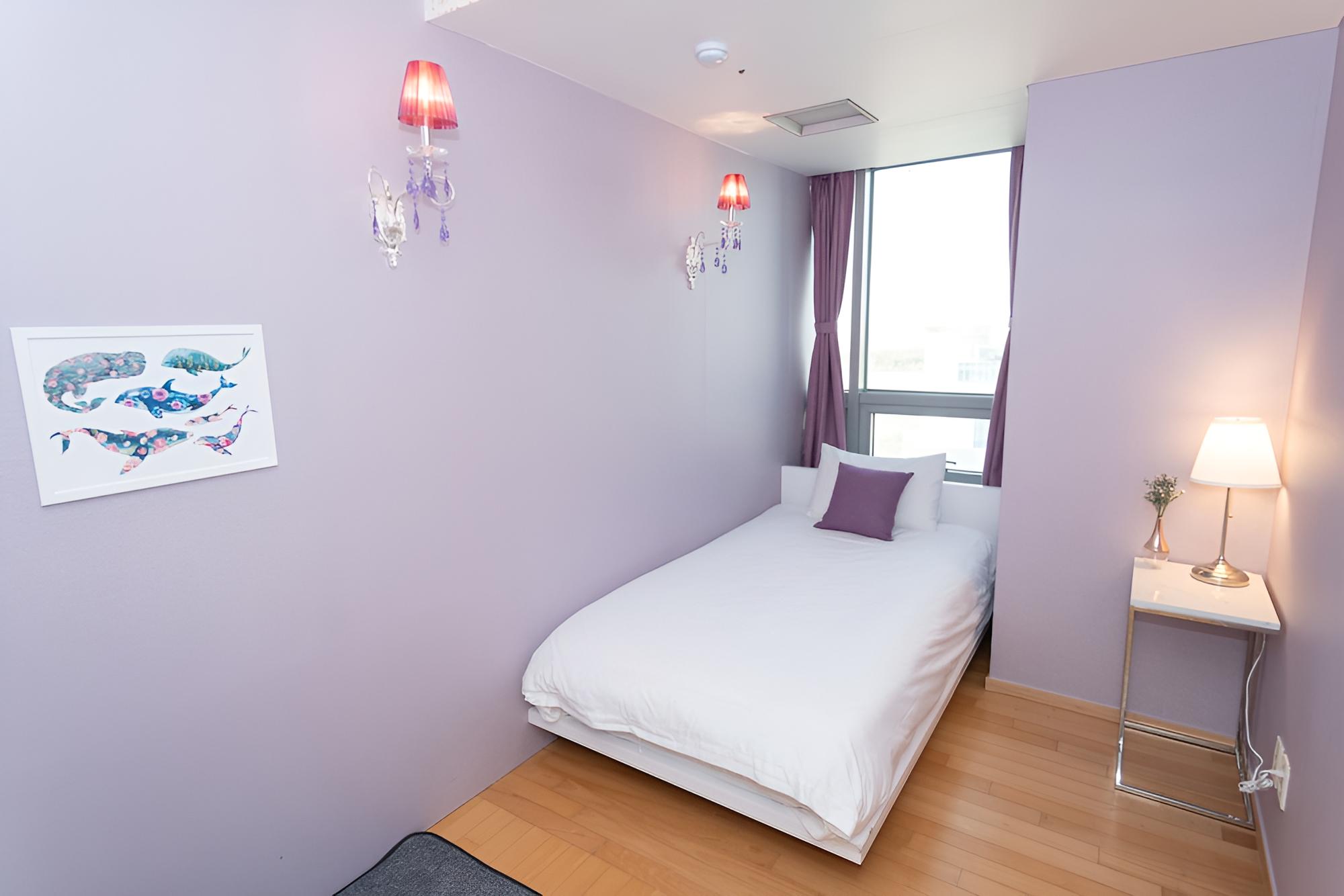 Room, Women only, Shared Bathroom