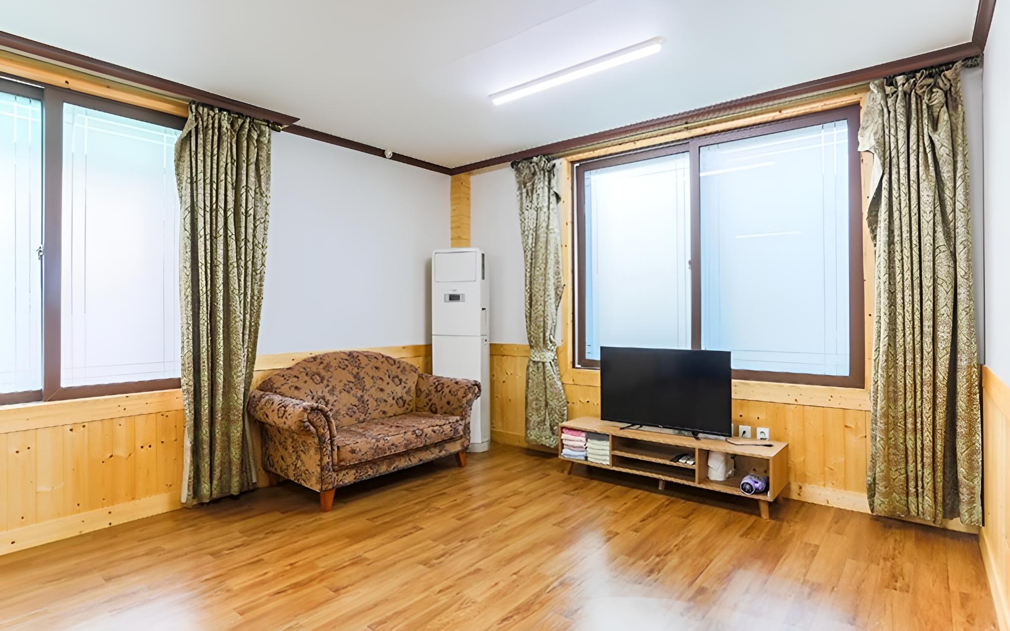 Room (Violet)