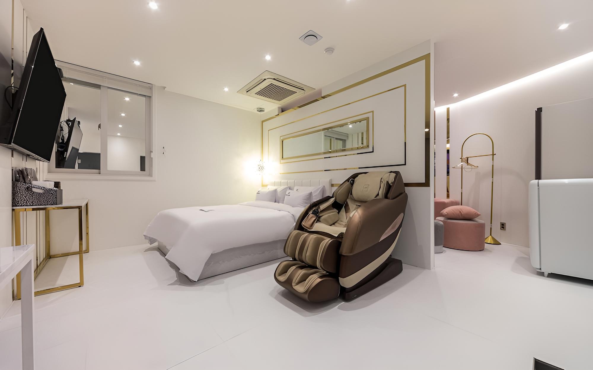 Room (Premium (with styler Netflix availabl) - Photo 11