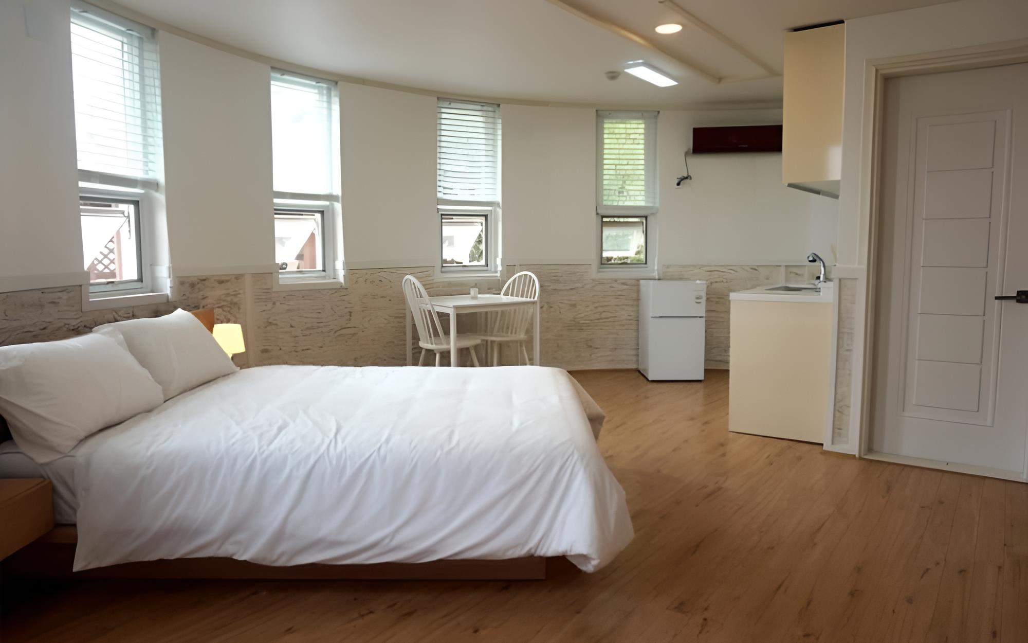 Room (Room 102)