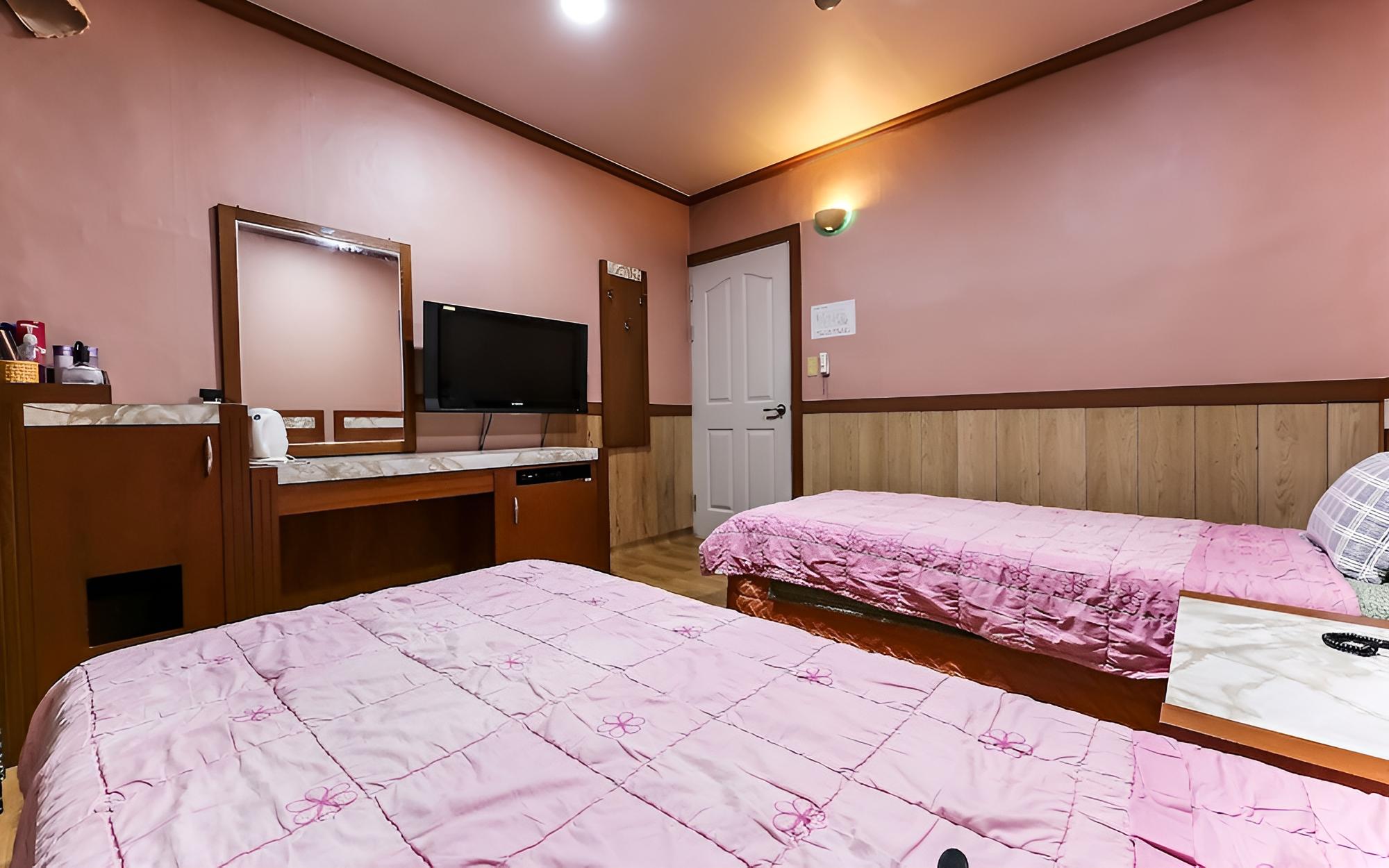 Room (Twin Room) - Photo 3