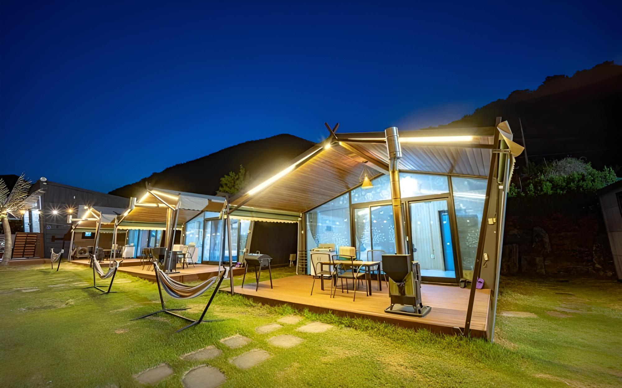 Room (Glamping 10 (Sink/shower side))