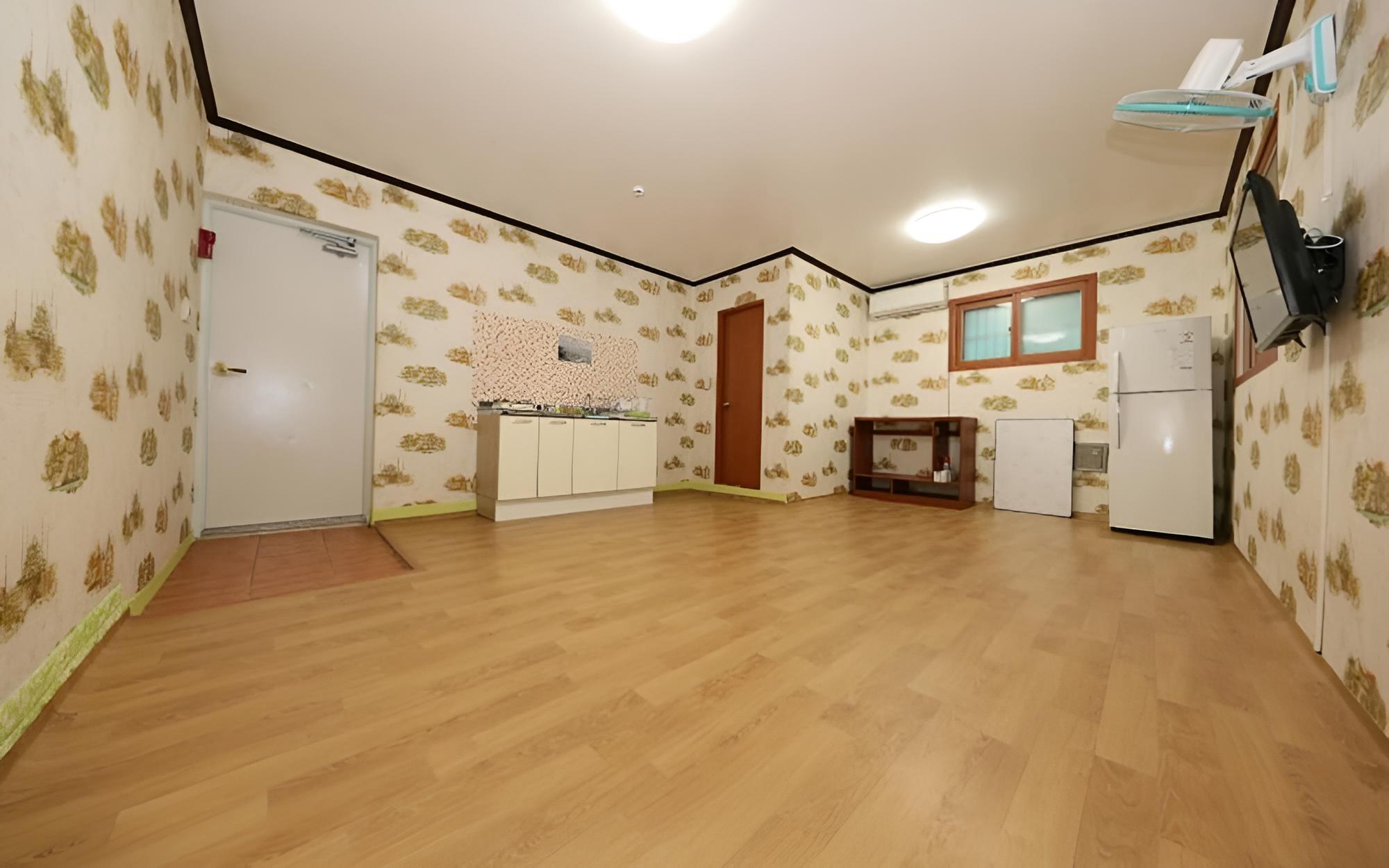 Room (Room 002 (Semi-basement))