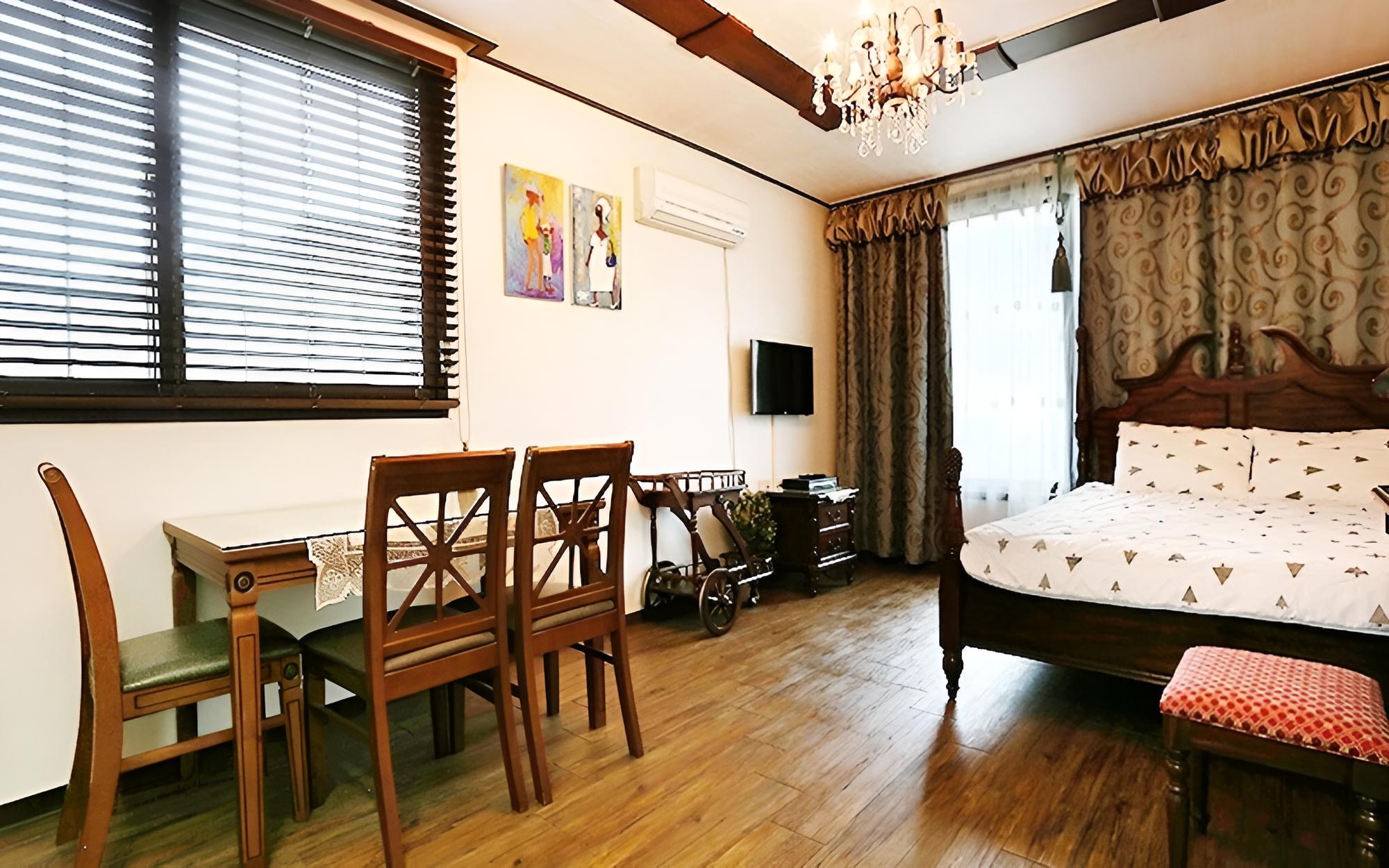 Room (Flower garden B)