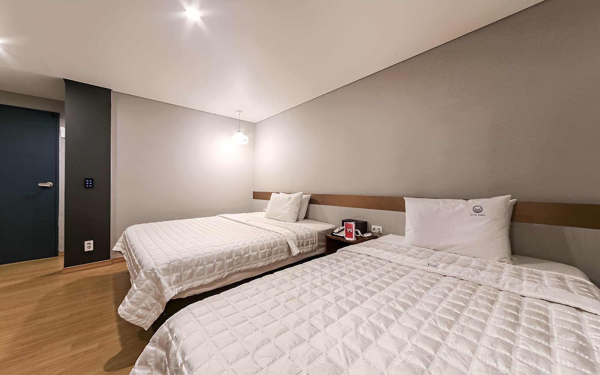 Room (Twin)