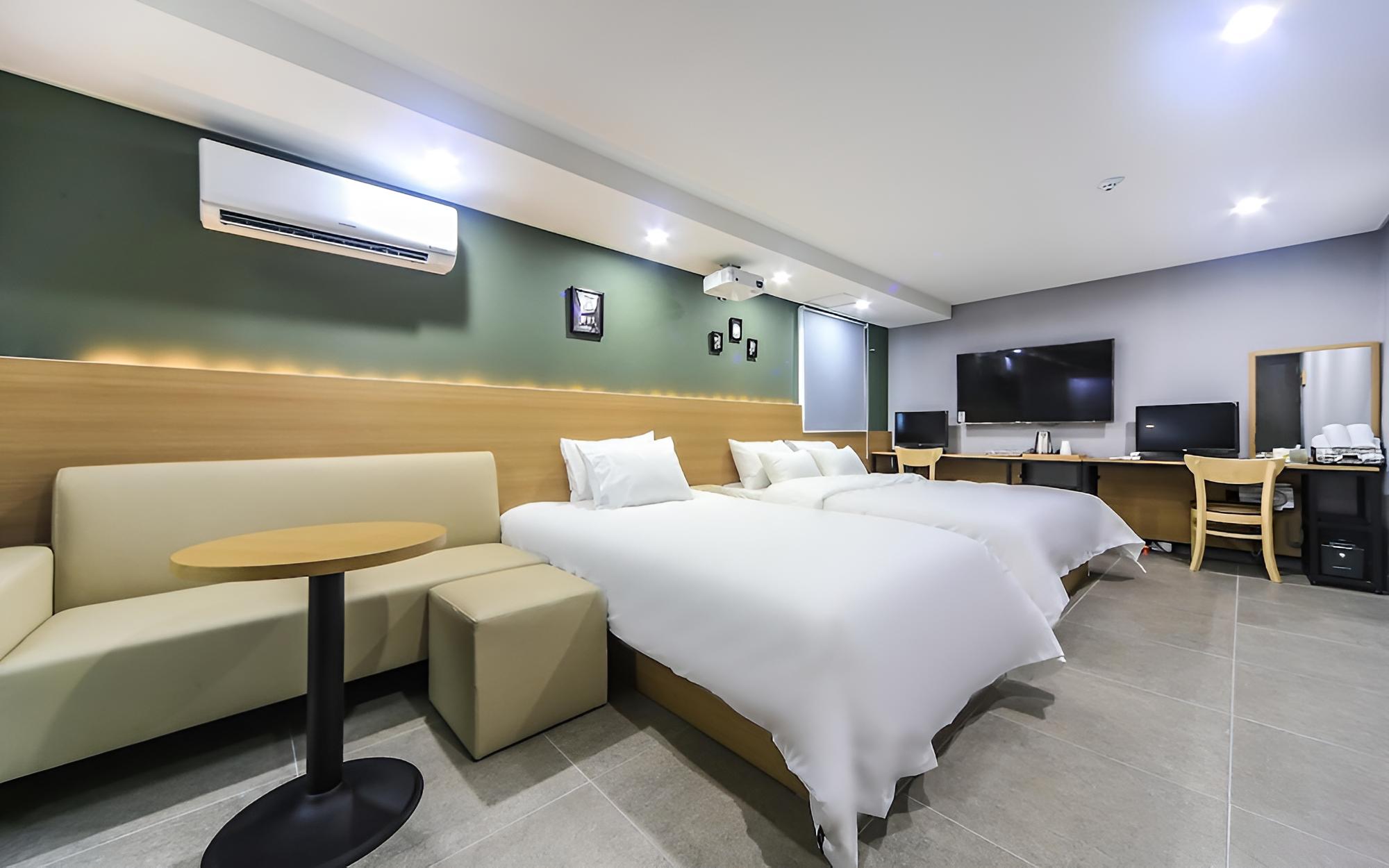 Room (Couple PC Room - Non-smoking/Single+D)