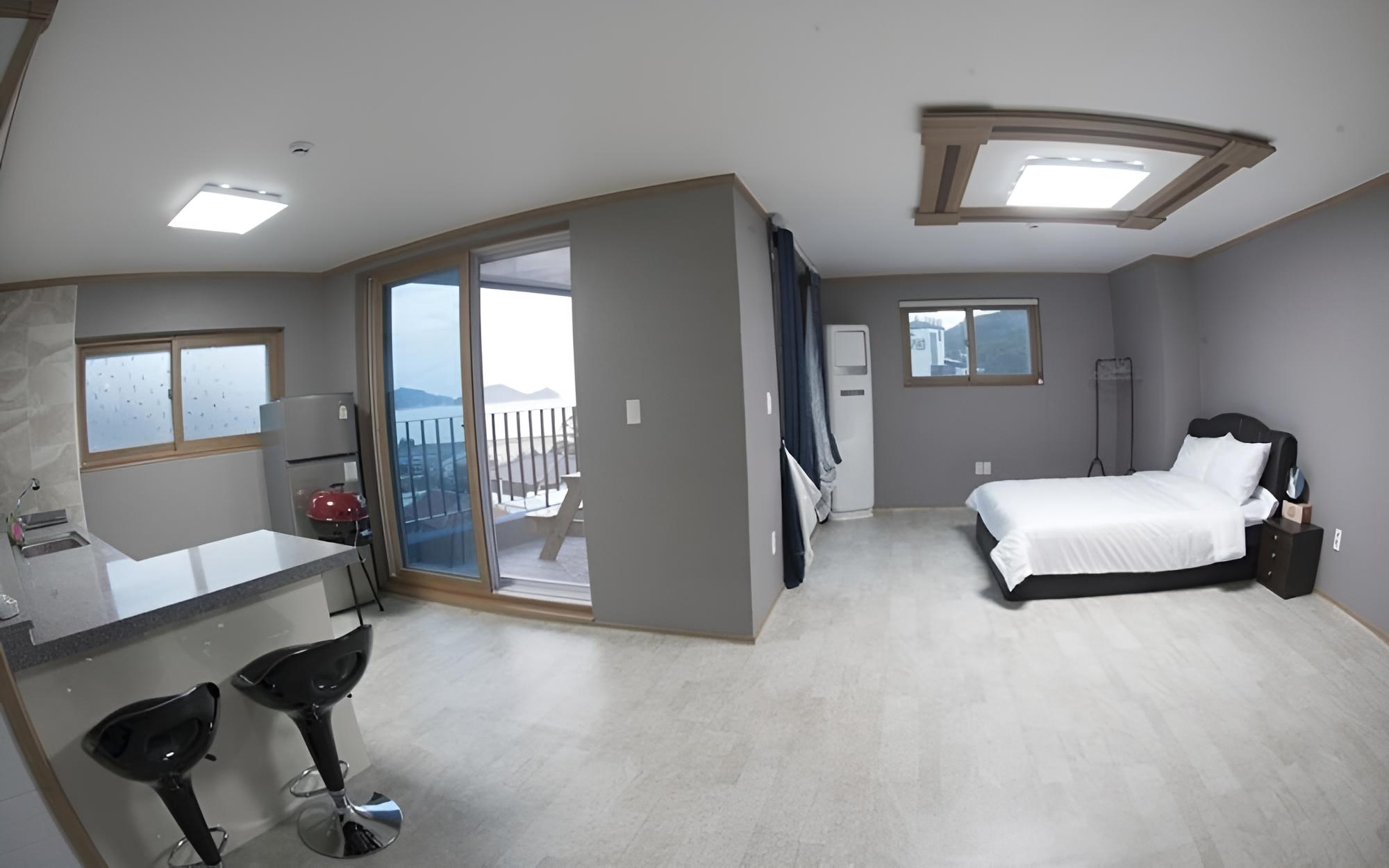 Room (Room 401 (bed room ocean view))