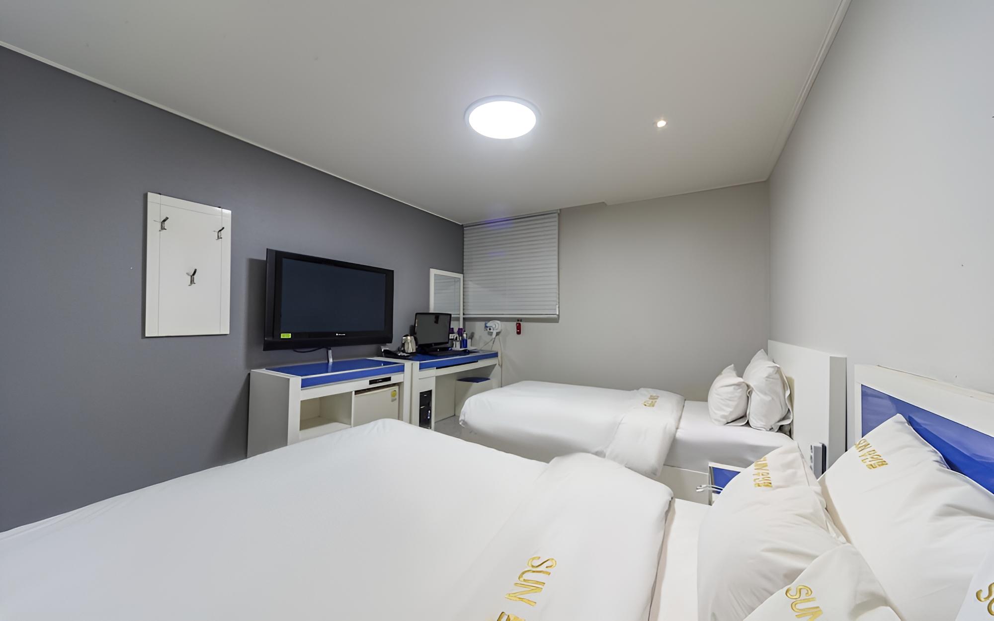 Room (Twin) - Photo 4