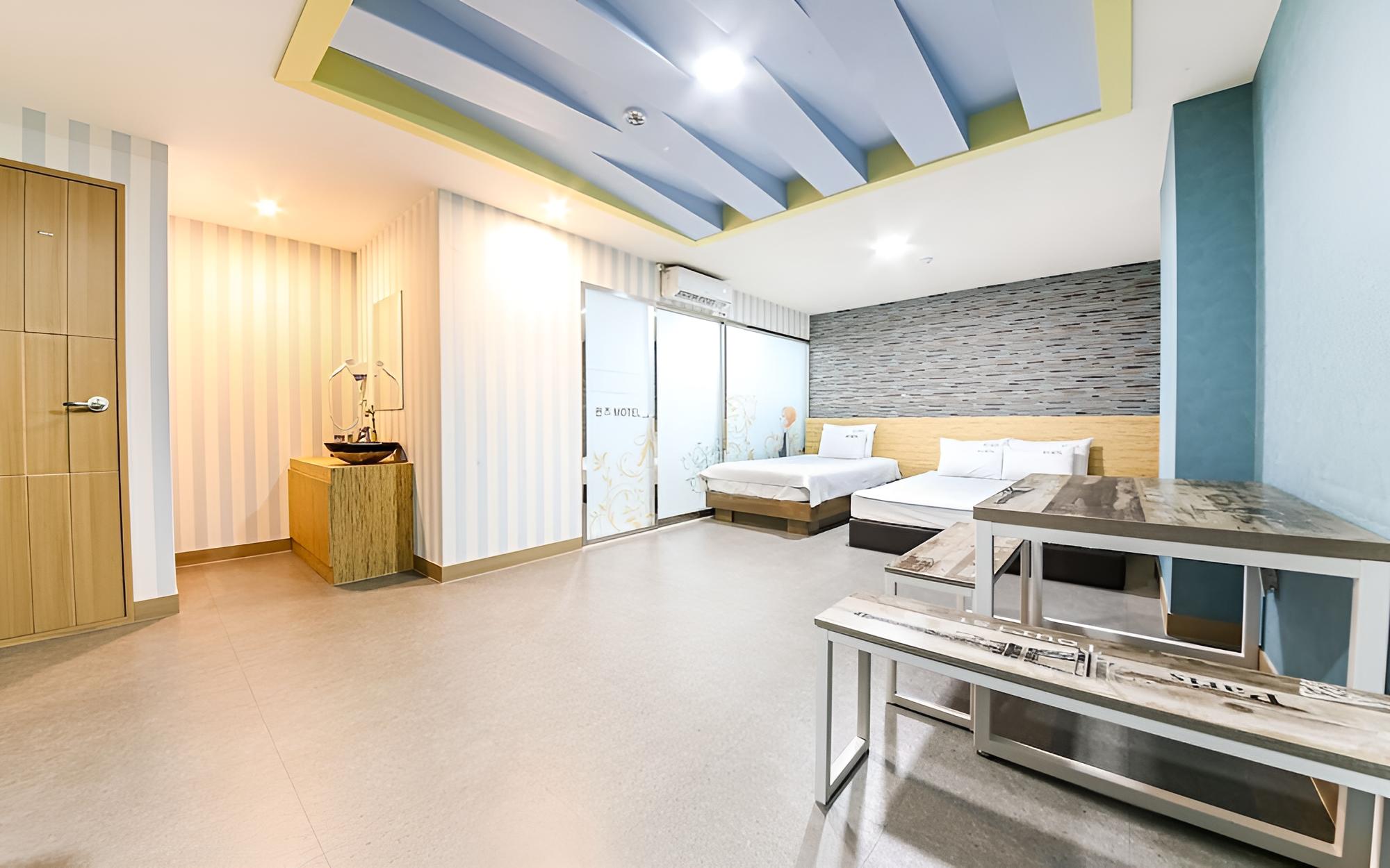 Room (Twin (based on 2 people/on-site payme)