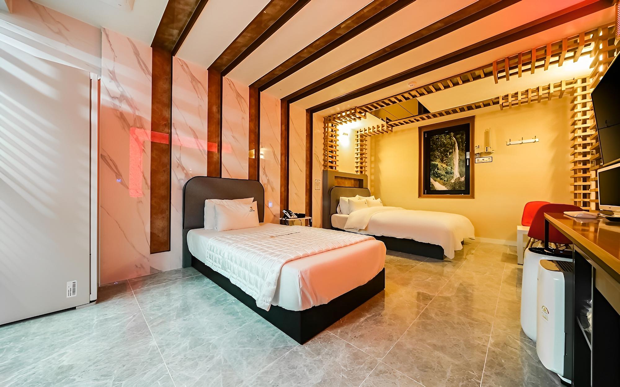 Room (Twin)