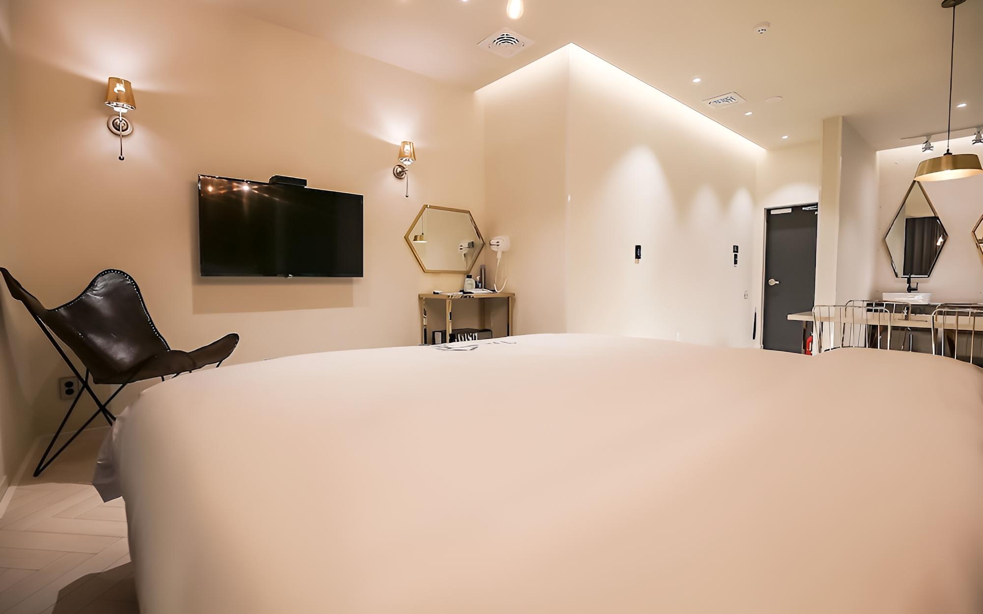 Room (Suites) - Photo 7