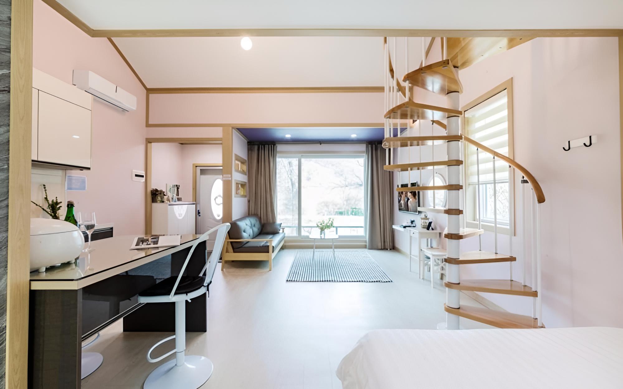 Room (The Pink (Duplex))