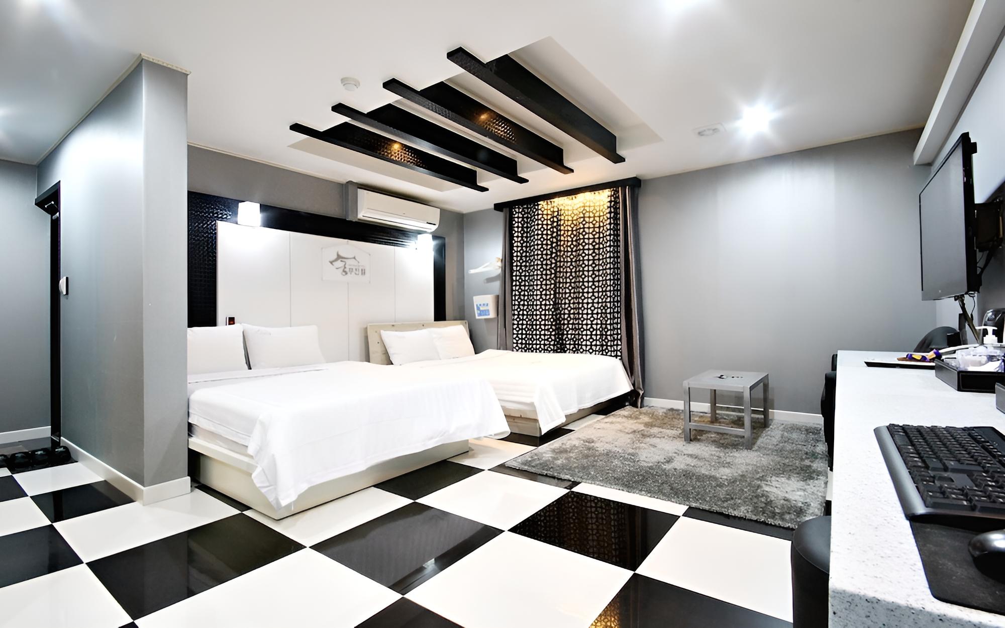 Room (Twin)
