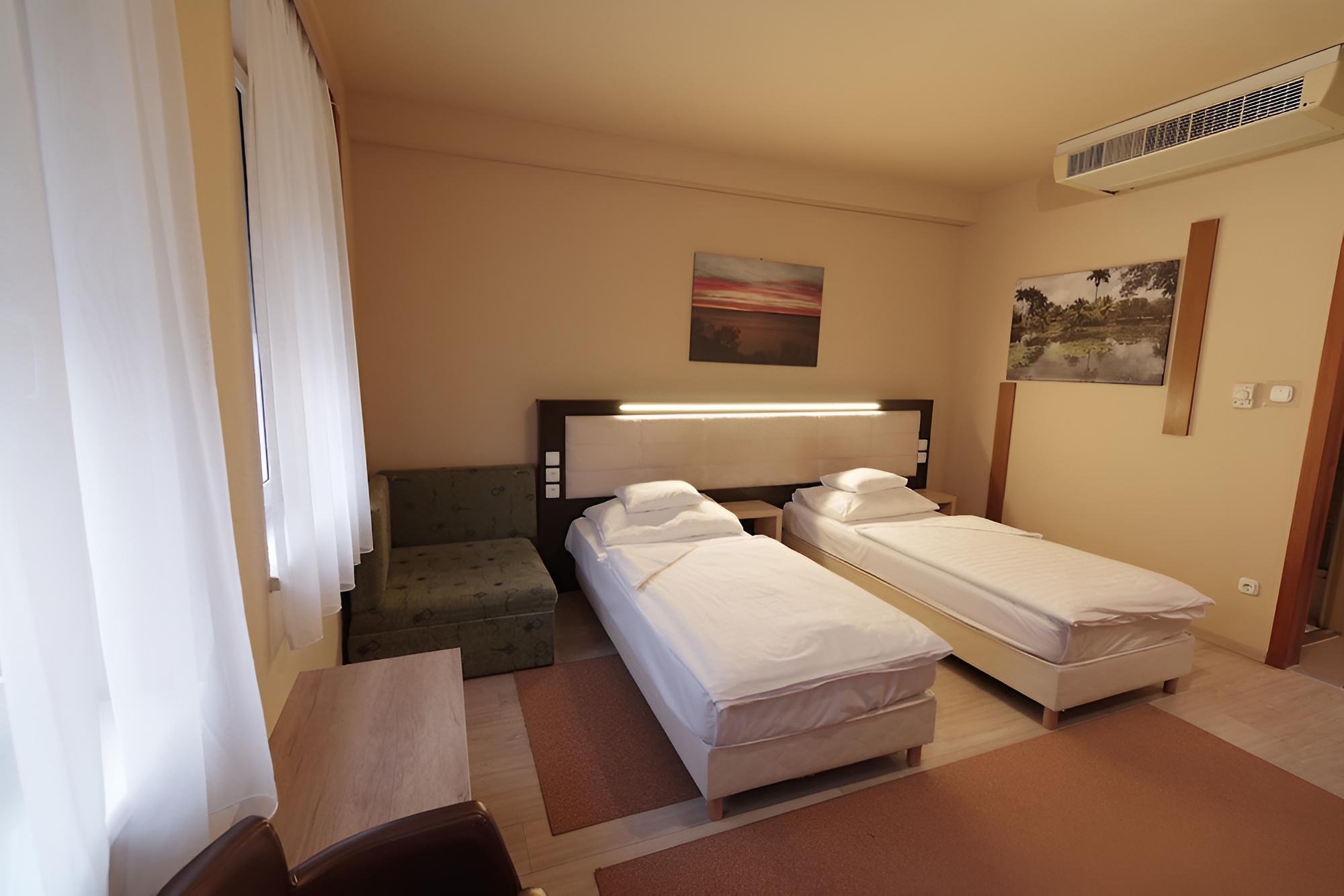 Room (DELUXE MOVIE (King bed/55" TV/Air pur) - Photo 3
