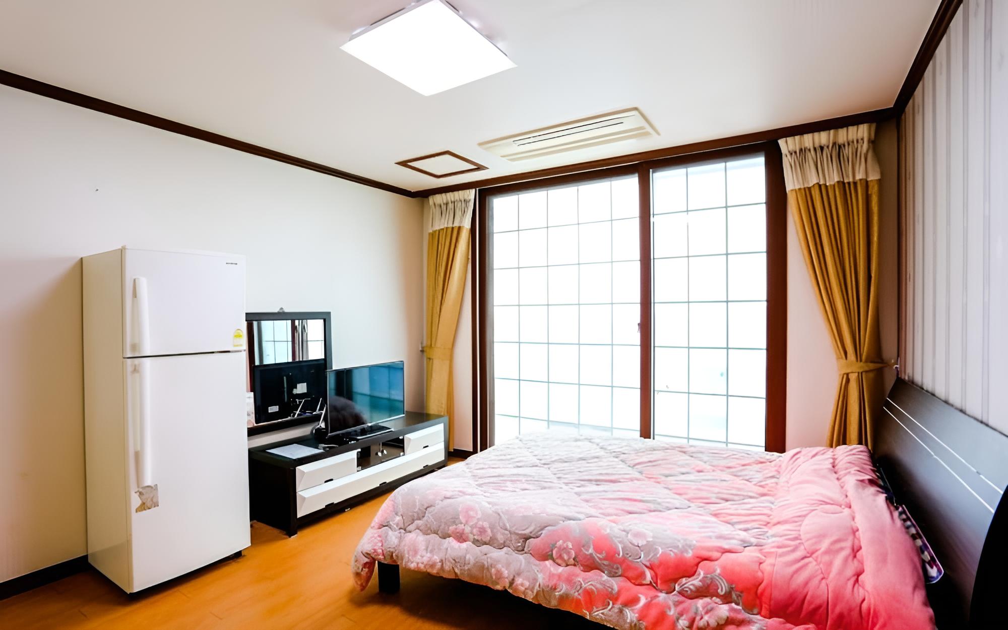 Room (Room 302 (bed))