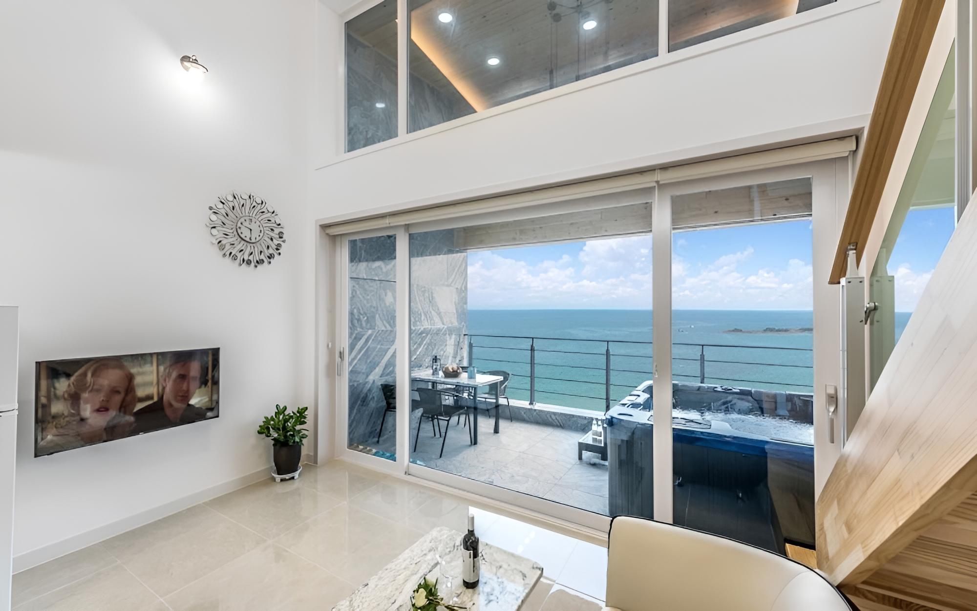 Room (Room 502 (Duplex Jetted Spa Ocean Vie)