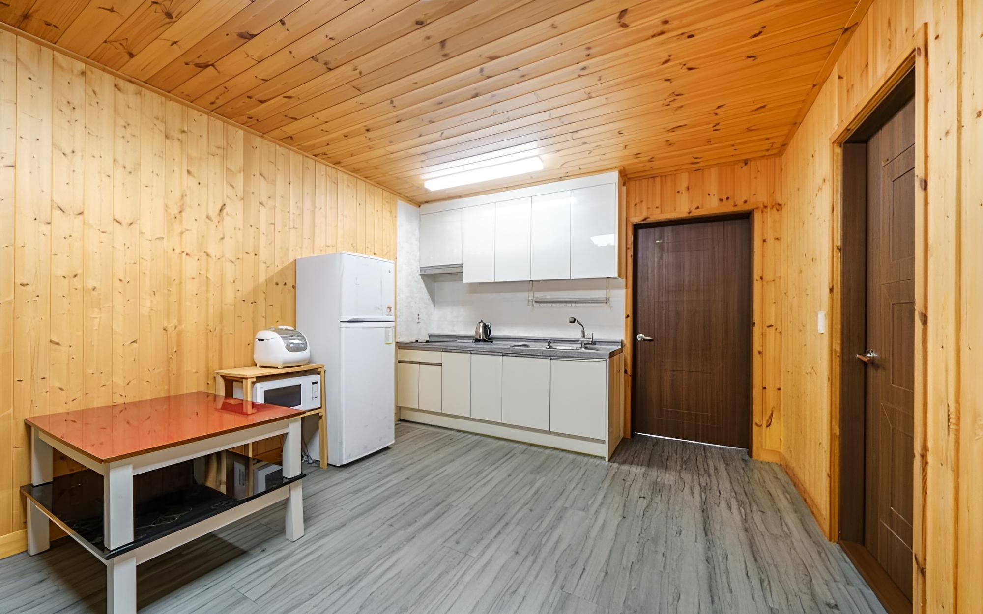 Room (Complex C No 1)