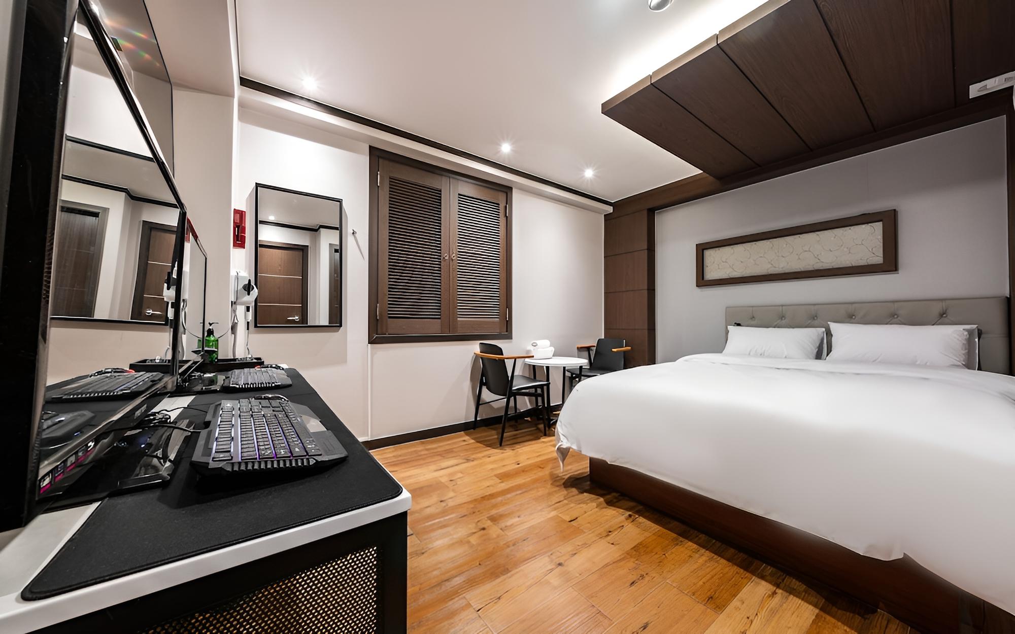 Room (Couple PC-4560 GTX1050 RAM 16GB/32 in)