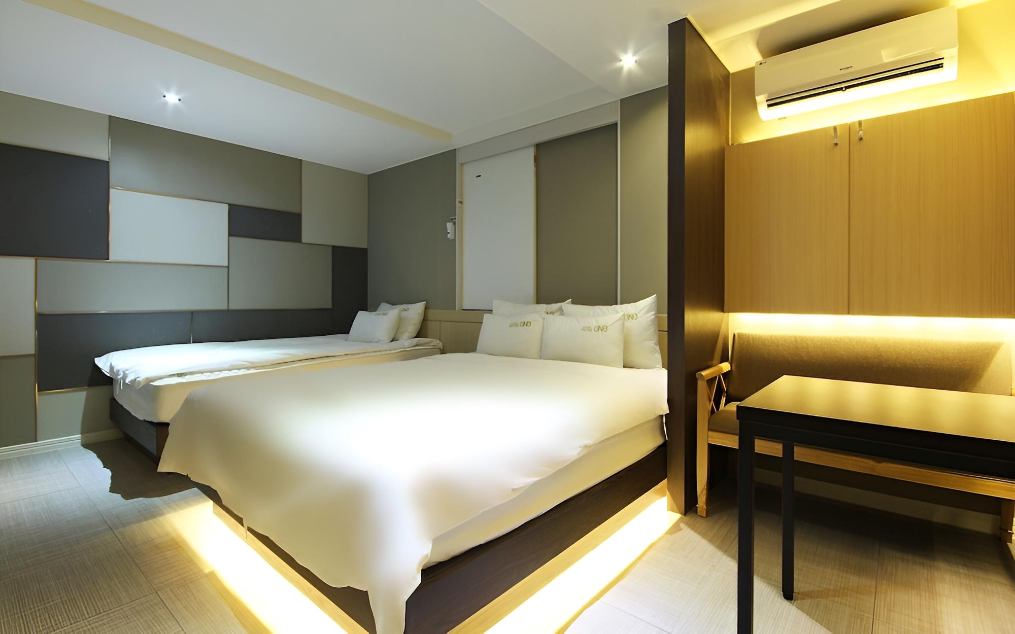 Room (Twin)