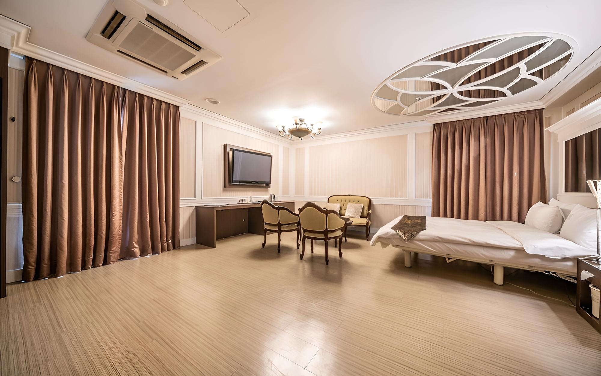 Room (VIP (Room assignment upon arrival in )